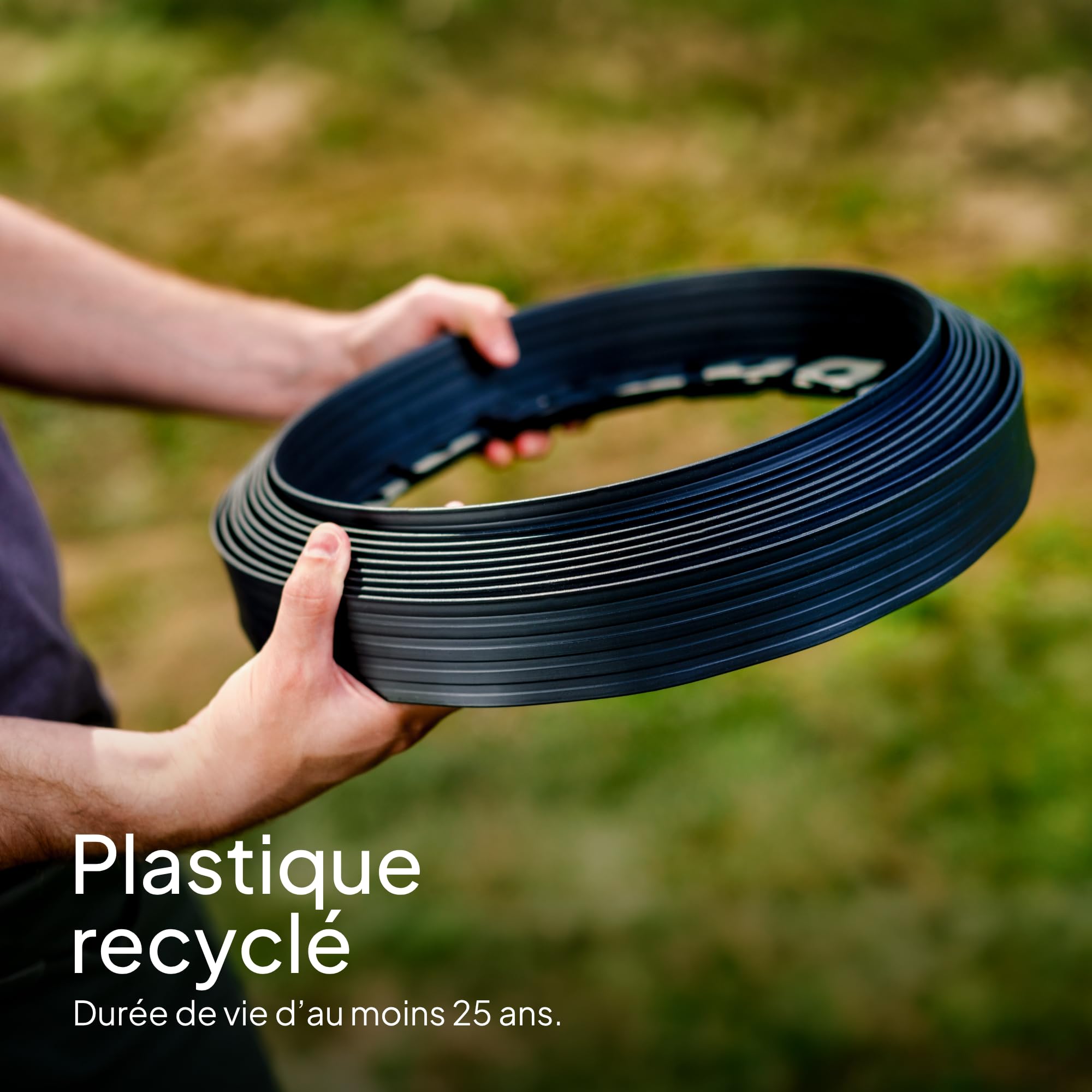 Bordure de Jardin en Plastique 10 mètres avec 30 Piquets d'ancrage - Bordurette de Jardin Flexible - Hauteur 50mm - Utilisation Facile, Noir