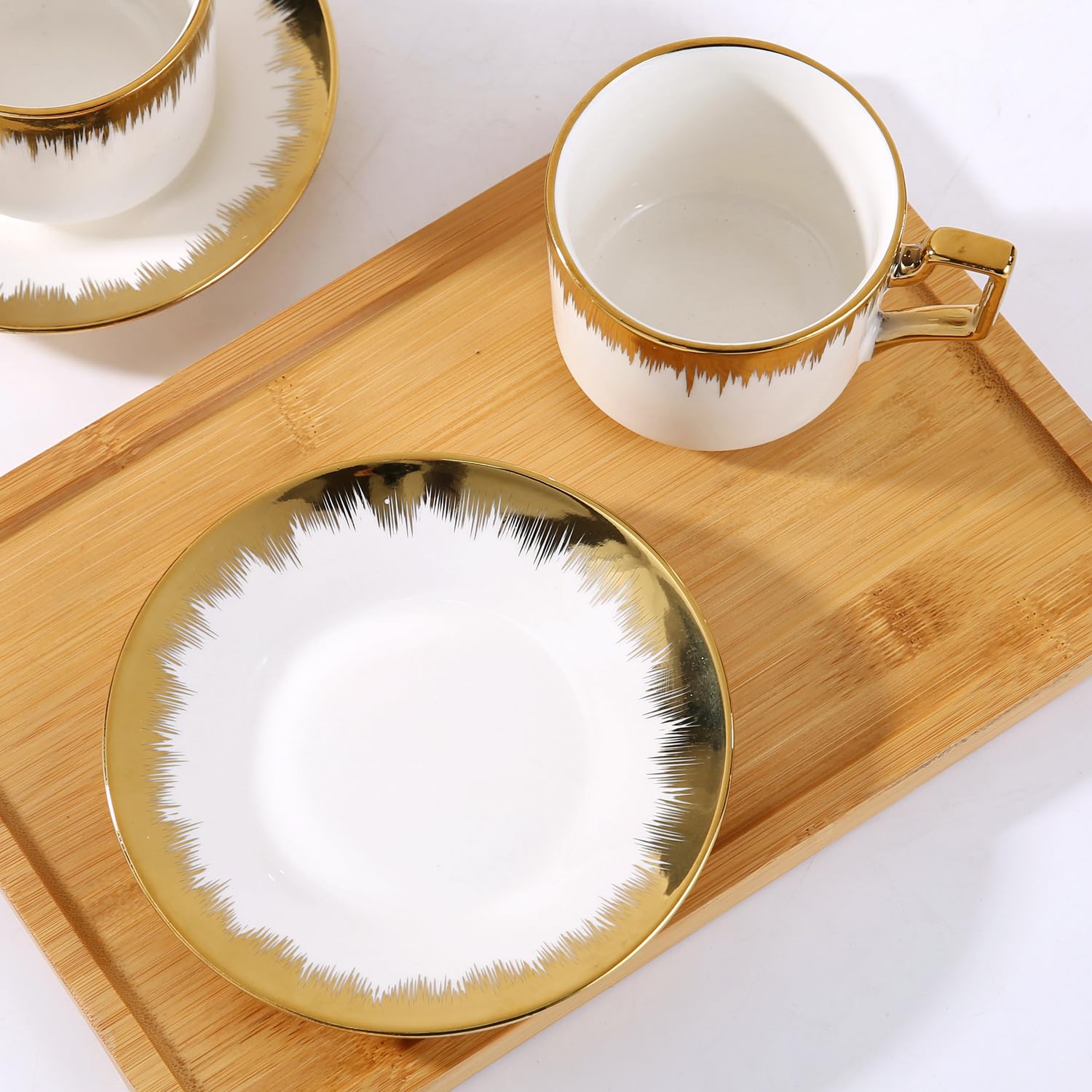 Elegancki zestaw ceramicznych filiżanek do kawy – 6 białych kubków do układania w stos, 250 ml, ze złotym wykończeniem i spodkami do tureckiej kawy