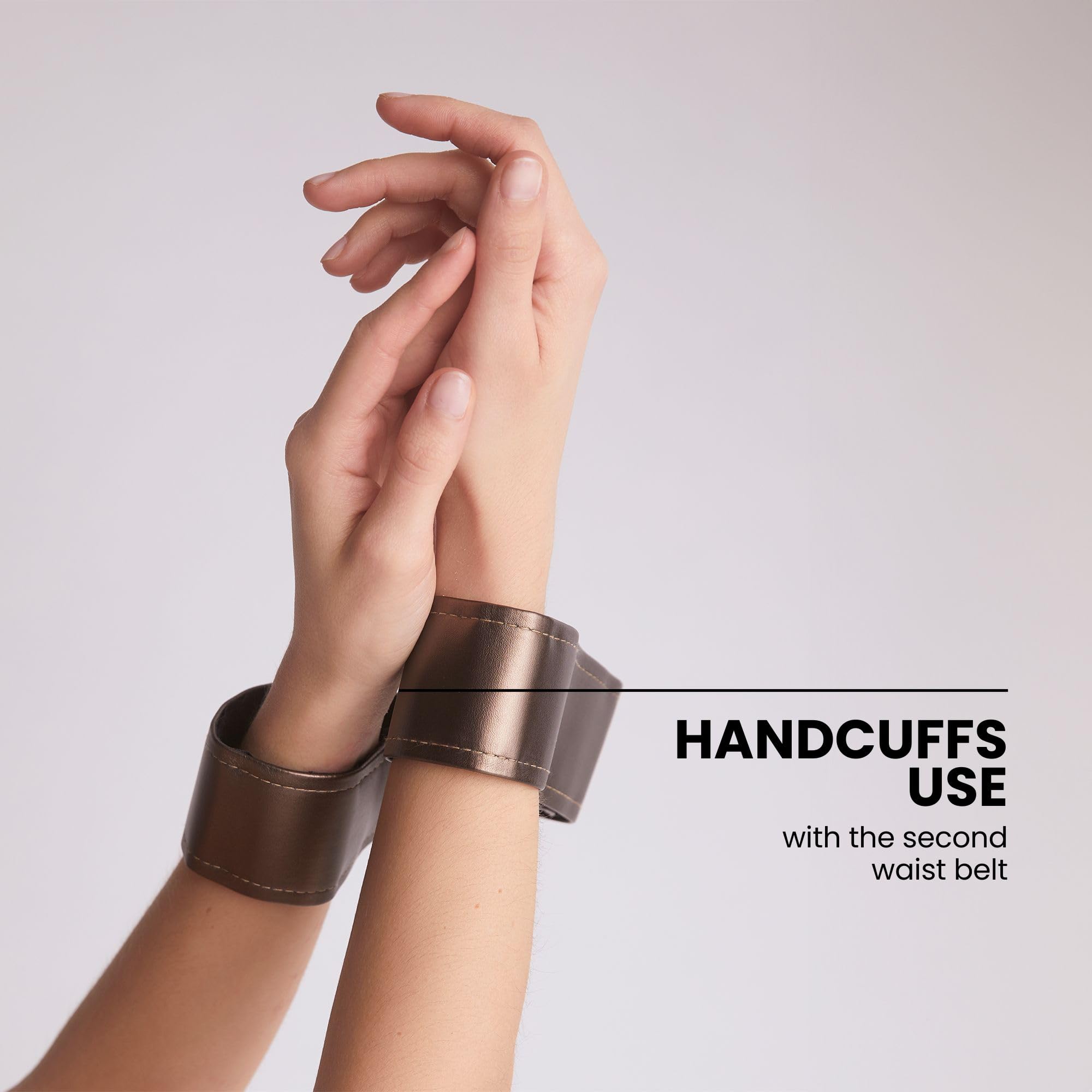 Strap-on-me Kunstleder-Harness Curious | Verstellbar für Pegging, erotischer Gürtel mit integrierten Handschellen, Größe XS-XXL, 5 Farben