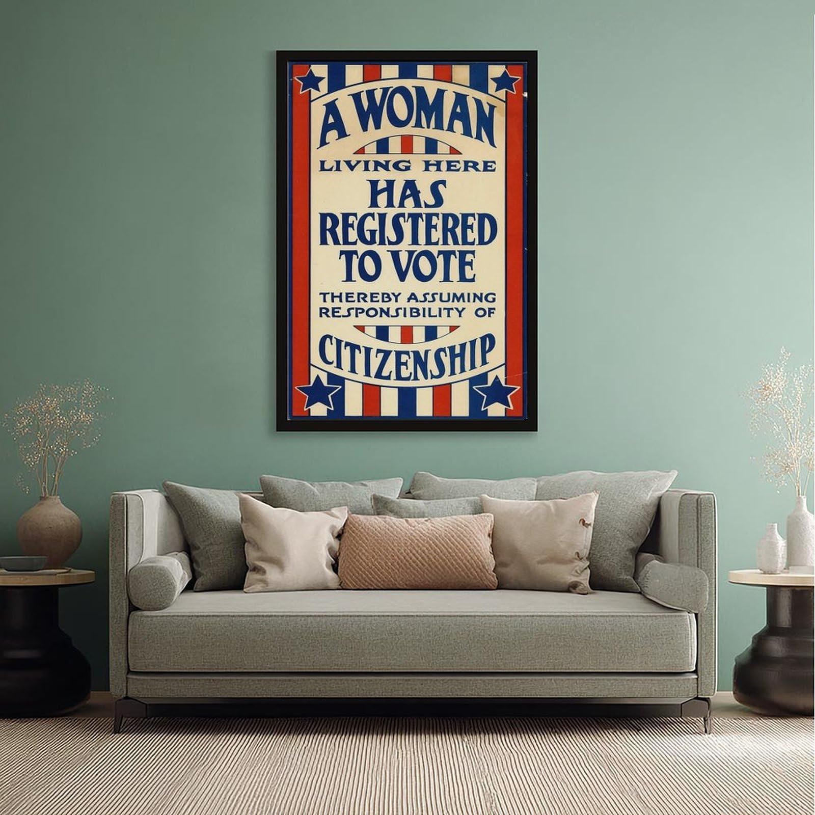 WCYB Cartel decorativo de pared con texto en inglés "A Woman Living Here Has Registered to Vote" (Una mujer viviendo aquí ha registrado para votar) - Letrero de votación de mujer con derecho a votar