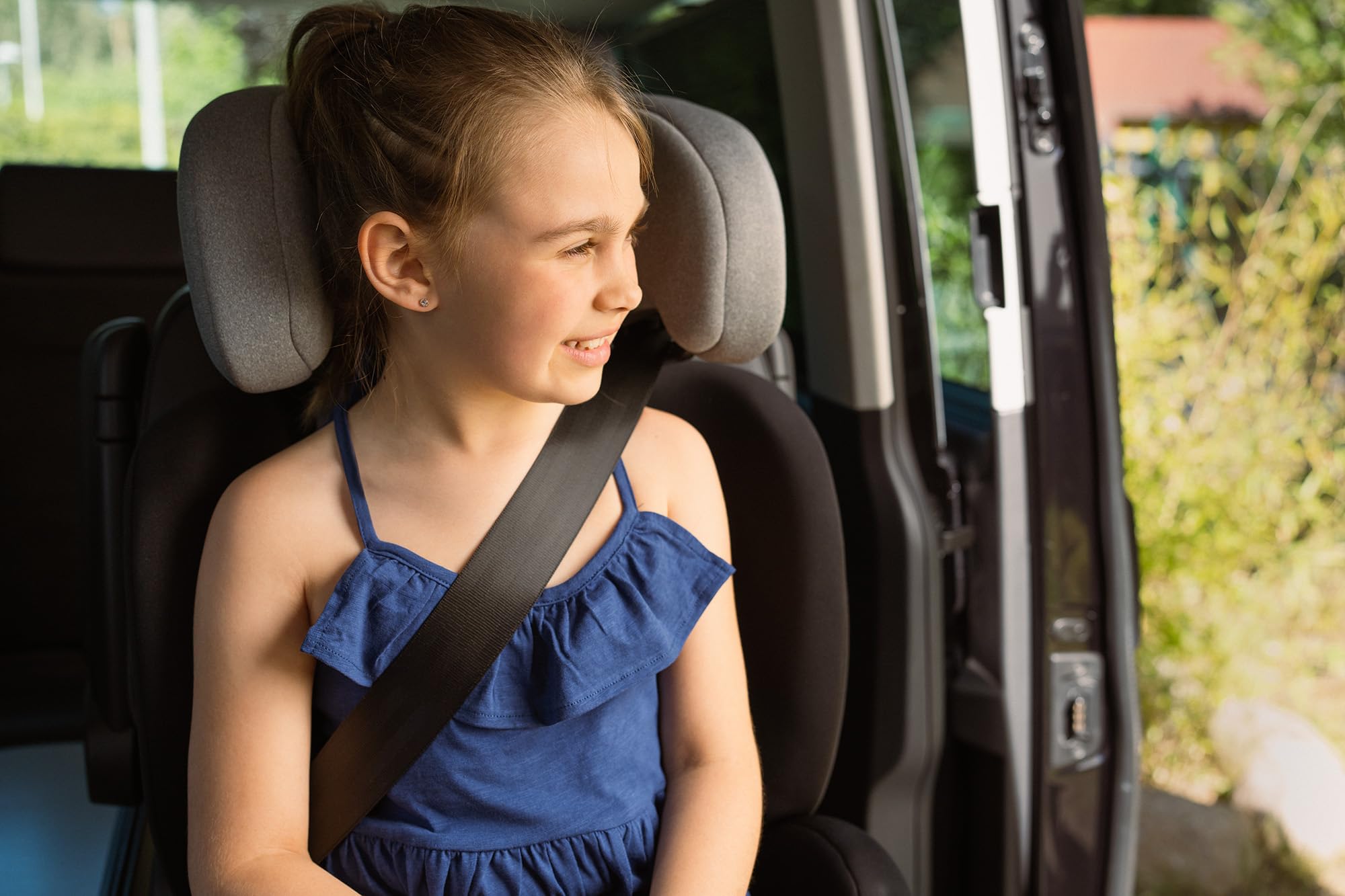 Osann Musca Isofix Kindersitz ab 3 Jahre 100-150 cm, Autositz mit Isofix | Sitzerhöhung mit Rückenlehne, Kindersitz 15-36 kg, mitwachsender Kinderautositz extra weich und bequem - Black