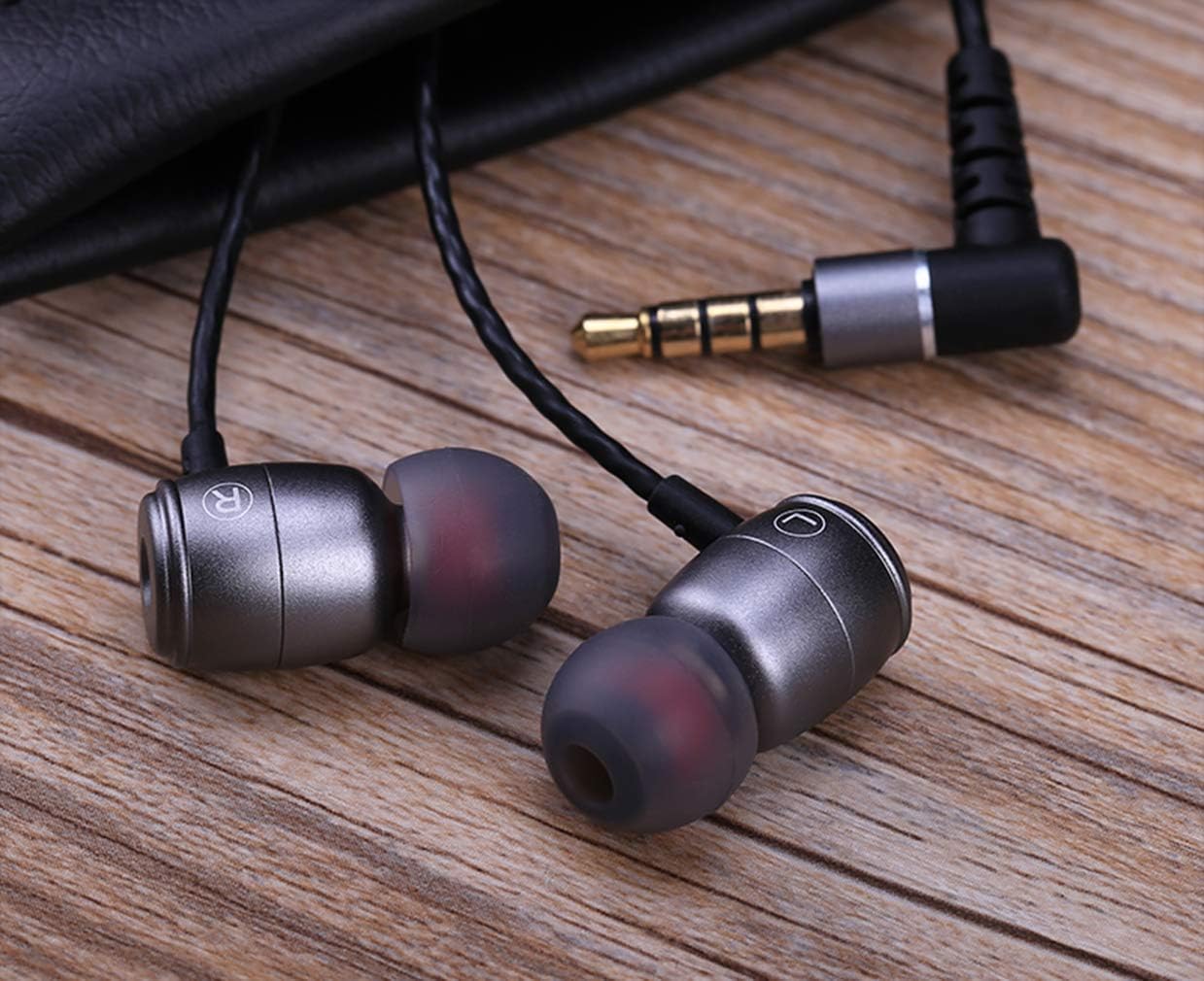 Wired in-Ear Earbud Soundproofing Metal Subwoofer Stereosonic Game with Microphone Headset, Compatible with 3.5mm Round Hole Source Device.