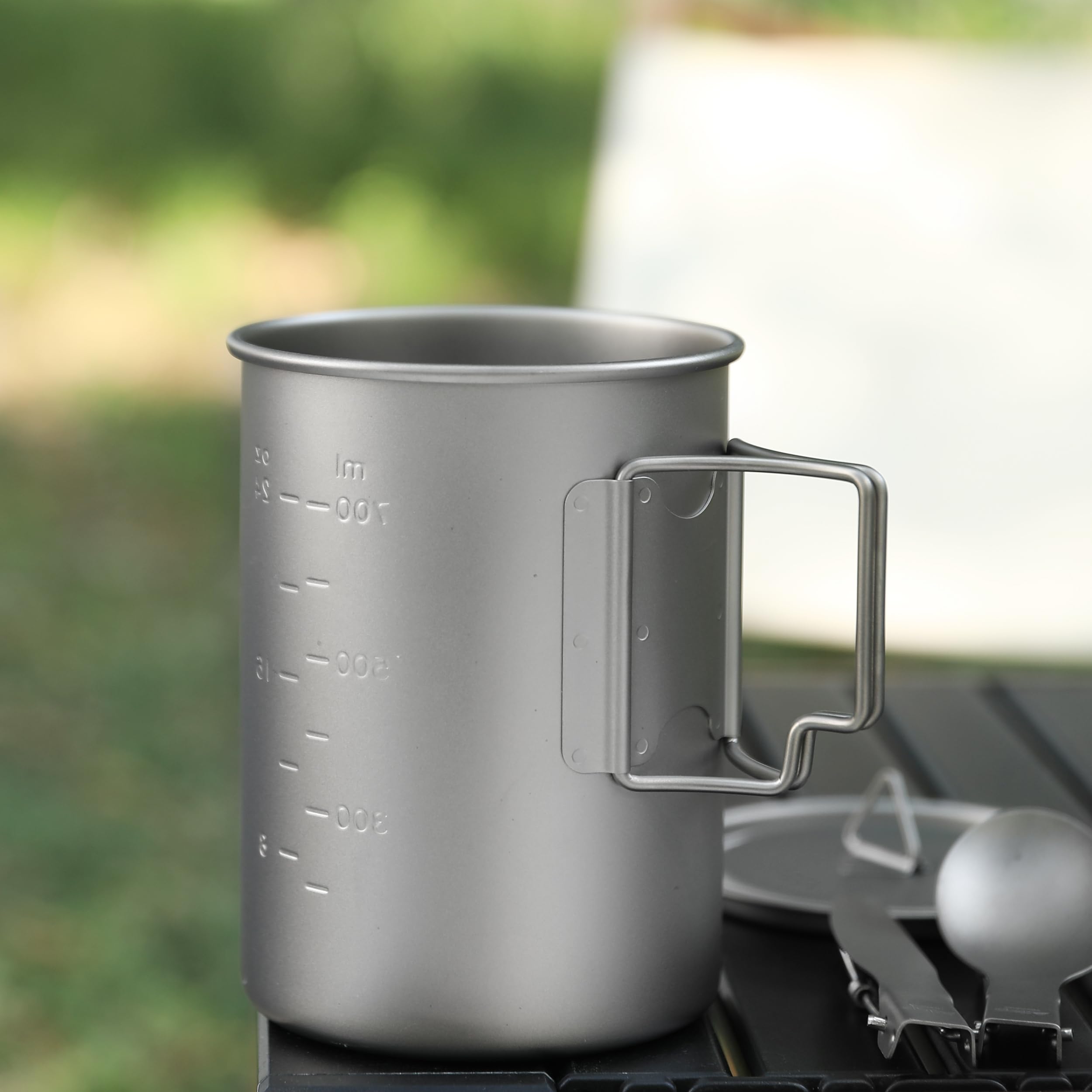 Titan Camping Becher Topf 900ml mit Deckel & Klappbarem Besteck (Messer, Gabel, Löffel)