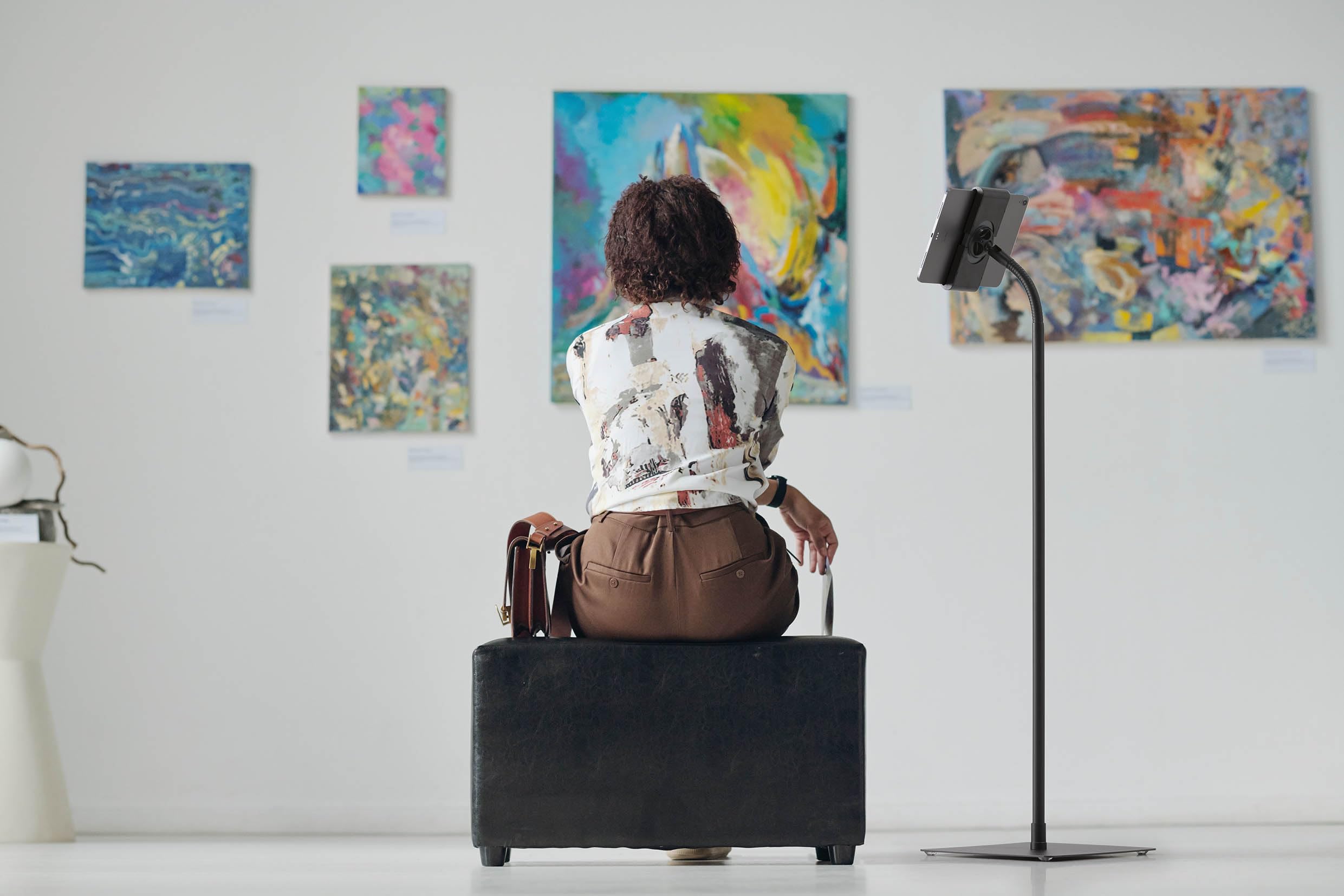 Durable Tablet Bodenständer Schwanenhals, 7-13 Zoll, schwarz, 894501 | iPad Halterung höhenverstellbar, 360° drehbar, Diebstahlsicherung, für Büro, Verkauf & Home Office