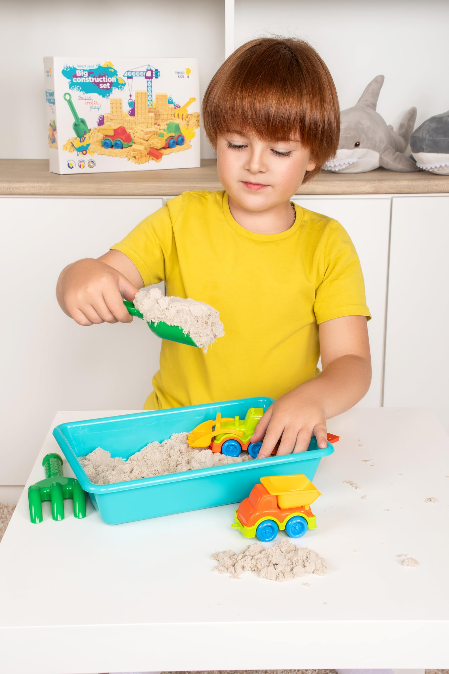 GENIO KIDS Zestaw Magicznego Piasku 1 kg, Magiczny Piasek do Budowy z Akcesoriami, Nietoksyczny Magiczny Piasek dla Dzieci 3 4 5 6 7 8 Lat
