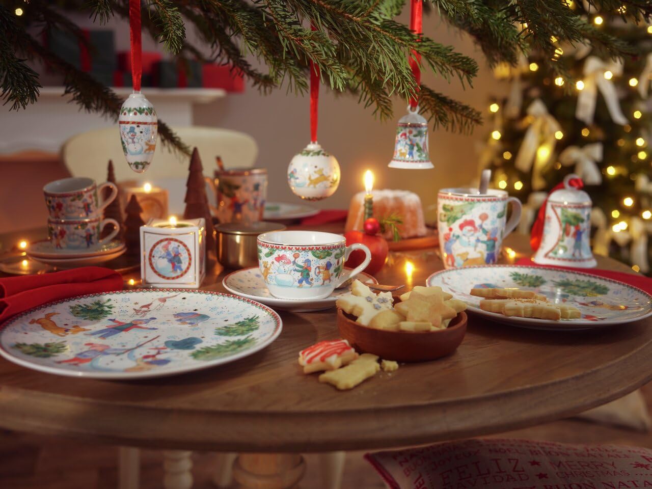 Hutschenreuther Weihnachten Sammelkollektion 2025 "Weihnachtsspiele" Cappuccinotasse 2-teilig bestehend aus Cappuccino-Obertasse 0,220 l und Cappuccino-Untertasse Ø 16,3 cm