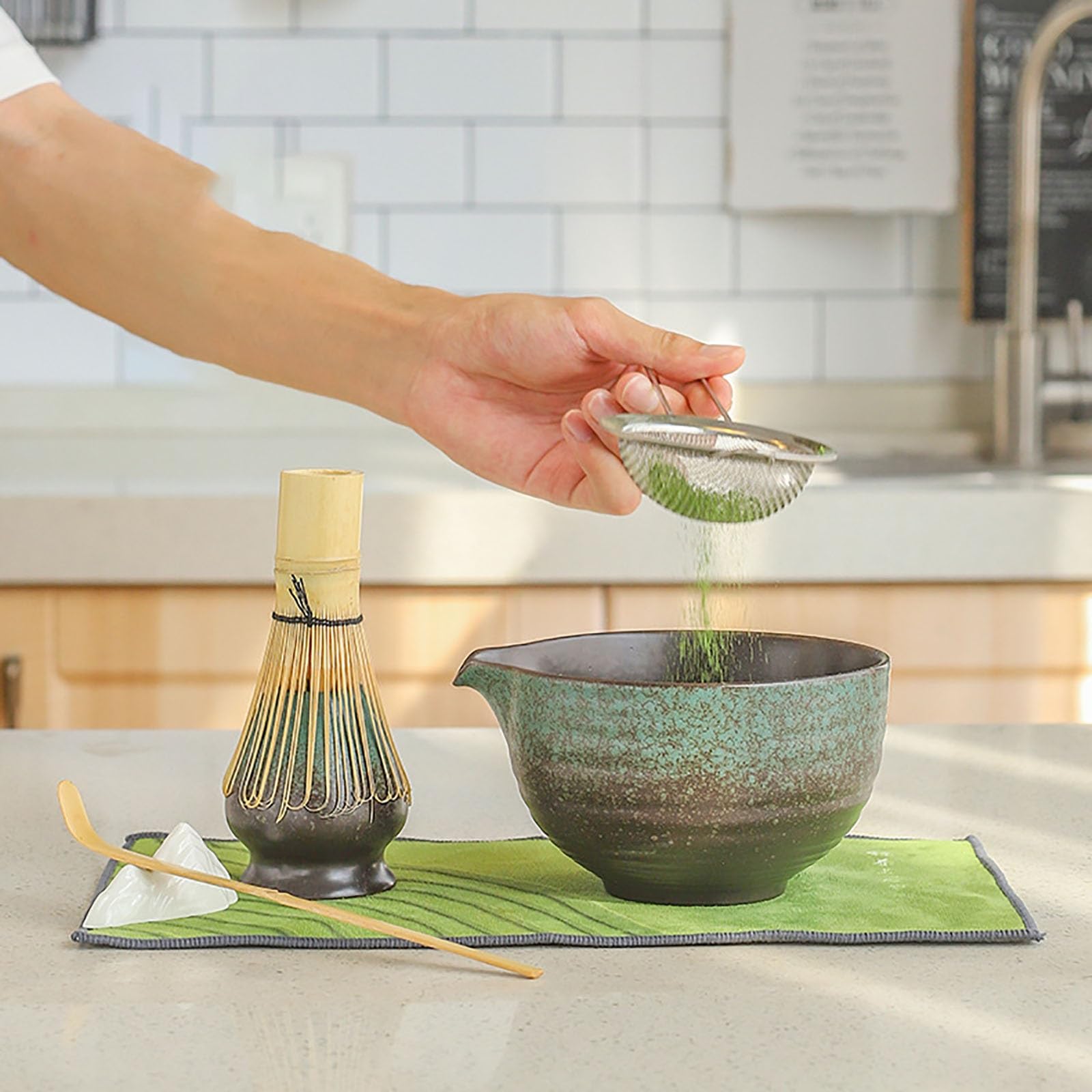 Juego de batidores de matcha de 7 piezas con soporte de cuenco de bambú y cuchara y tamiz. Kit completo para una auténtica experiencia de té matcha, perfecto para los amantes del té y entusiastas del