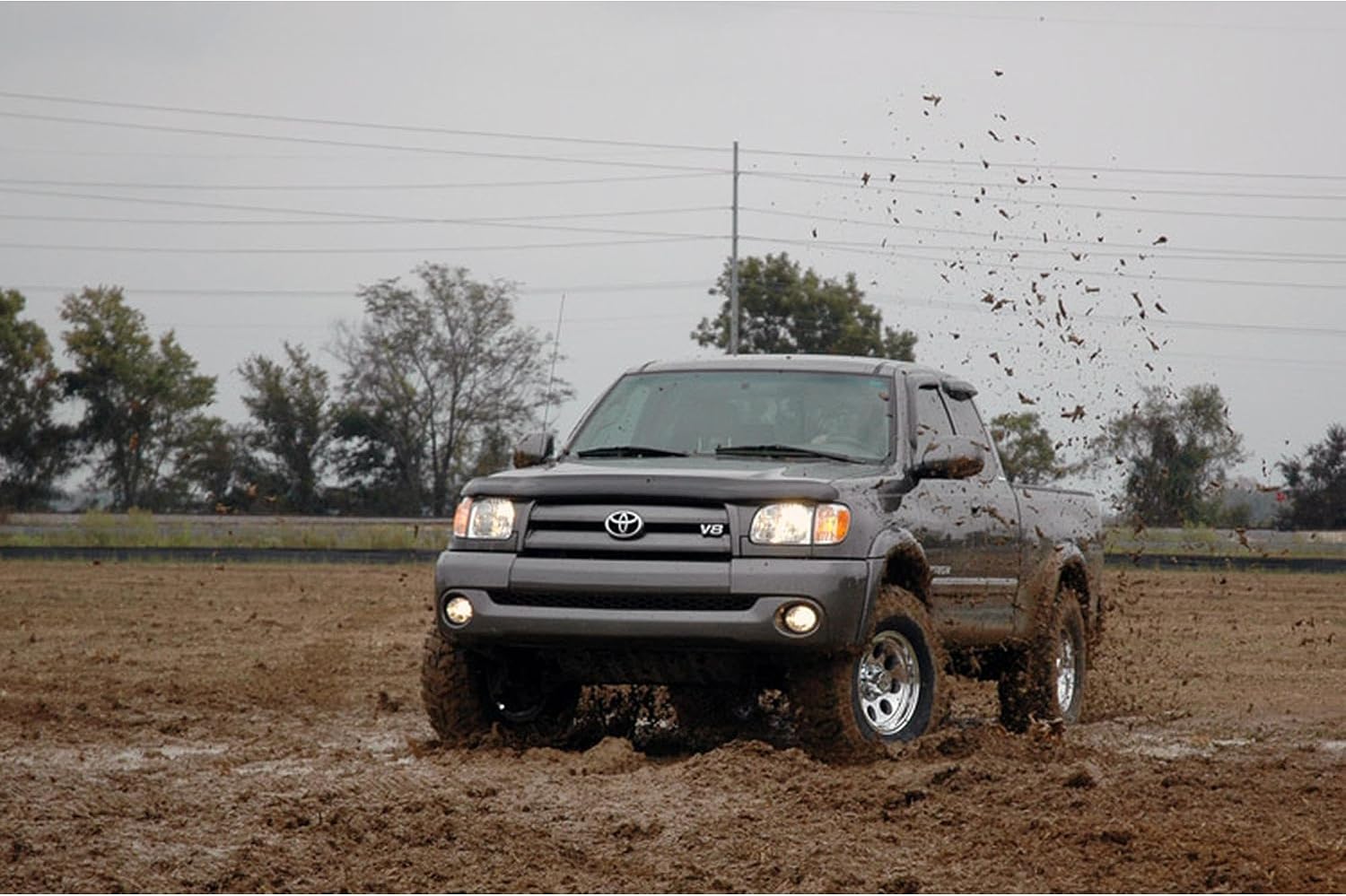Rough Country 2.5" Suspension Lift Kit with M1 Struts & M1 Rear Shocks for Toyota Tundra 4WD (2000-2006)