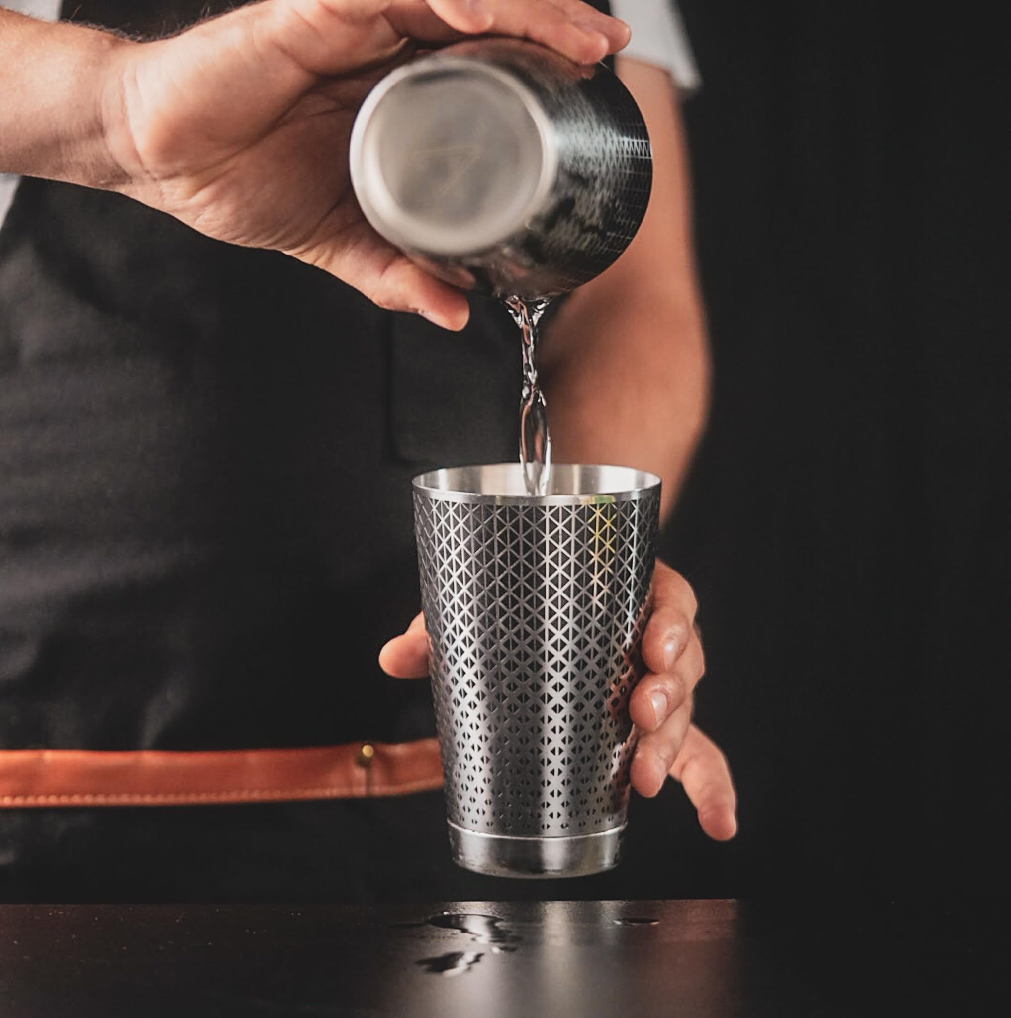 Kidia Boston Shaker Professionnel en Acier Inoxydable 304 avec Motif Géométrique Noir – Set 2 Tins 828 ml + 424 ml – Coffret en Bois Inclus – Kit Barman pour Cocktails, Bar (Classique)
