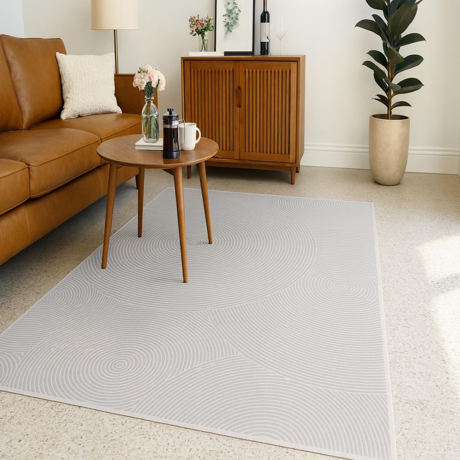 Tapis poil ras facile d'entretien pour un grand salon gris moderne