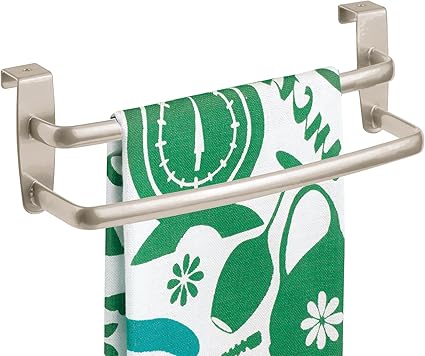 mDesign Barra para colgar paños de cocina – Colgador de cocina doble para colocar en las puertas de los armarios – Toallero de baño curvado de metal – ...
