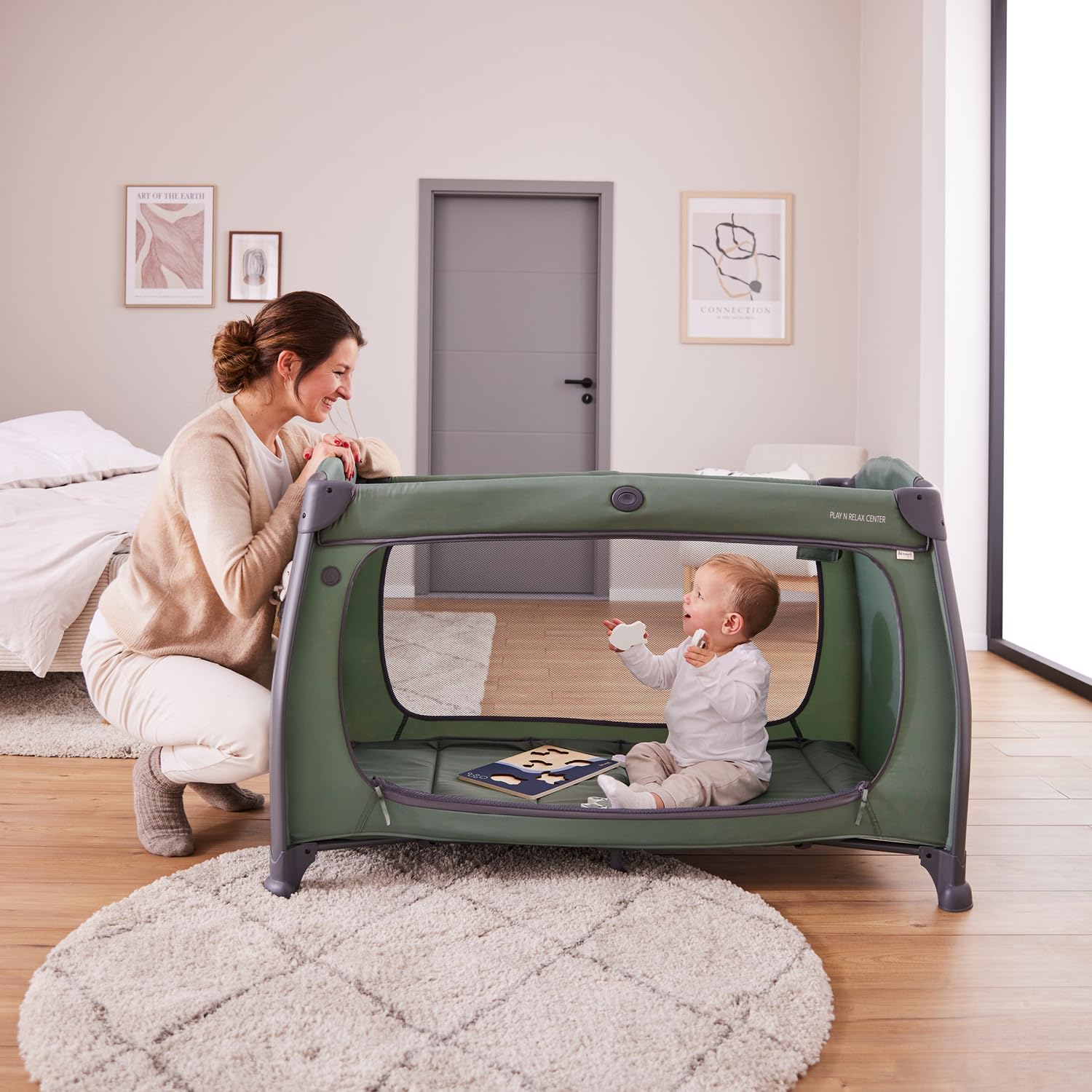 hauck Lit Parapluie avec Table à Langer Play N Relax Center, Dark Green | Inclus niveau pour nouveau-né, ouverture XL, roues et sac de transport, de la naissance à 15 kg / 3 ans (sans matelas)