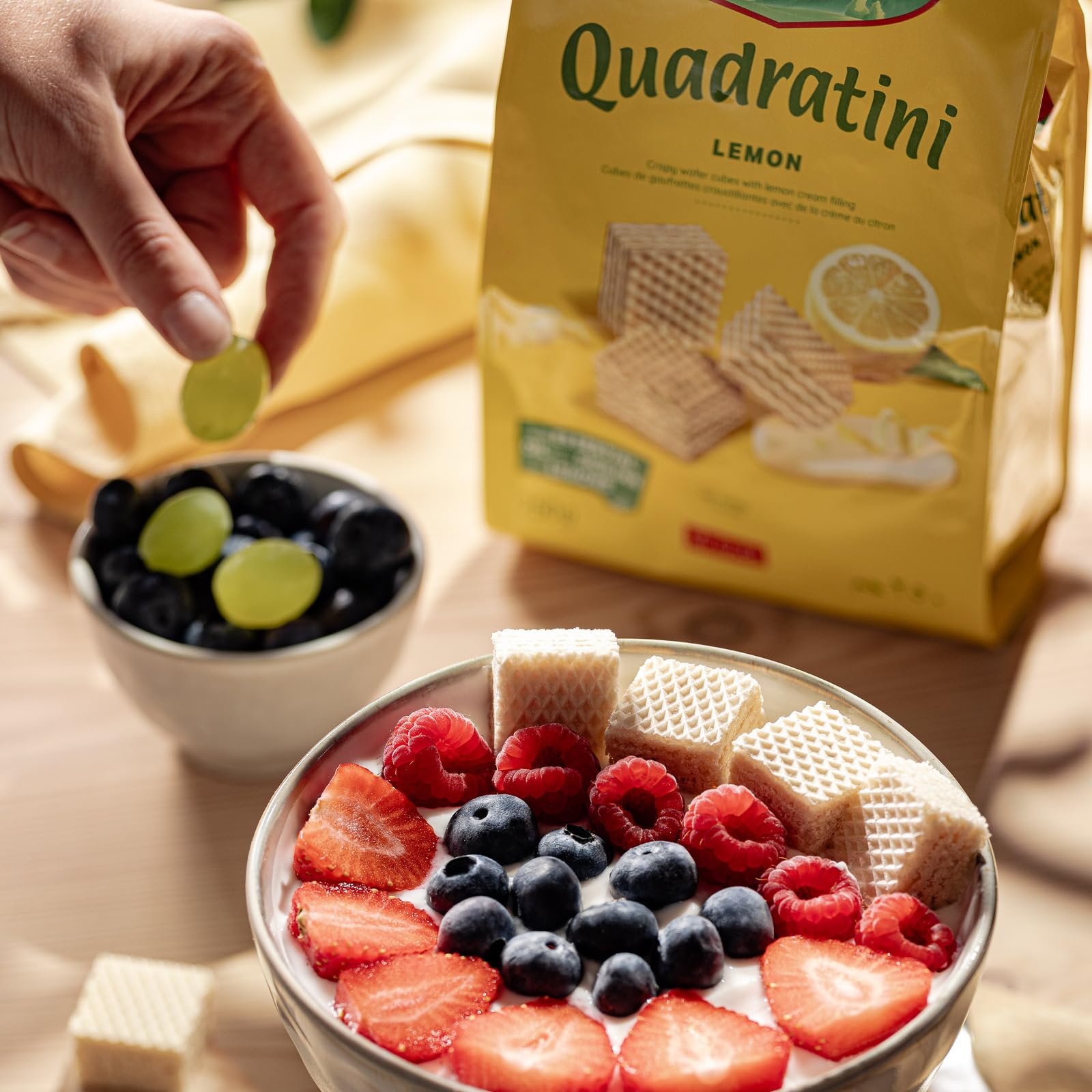 Loacker, Quadratini Lemon, Cubetti da Mangiare in un Boccone, con Cinque Strati di Croccanti Cialdine Wafer e Quattro di Crema al Gusto Limone, Snack Dolci per Colazione, 12 Sacchettini Richiudibili