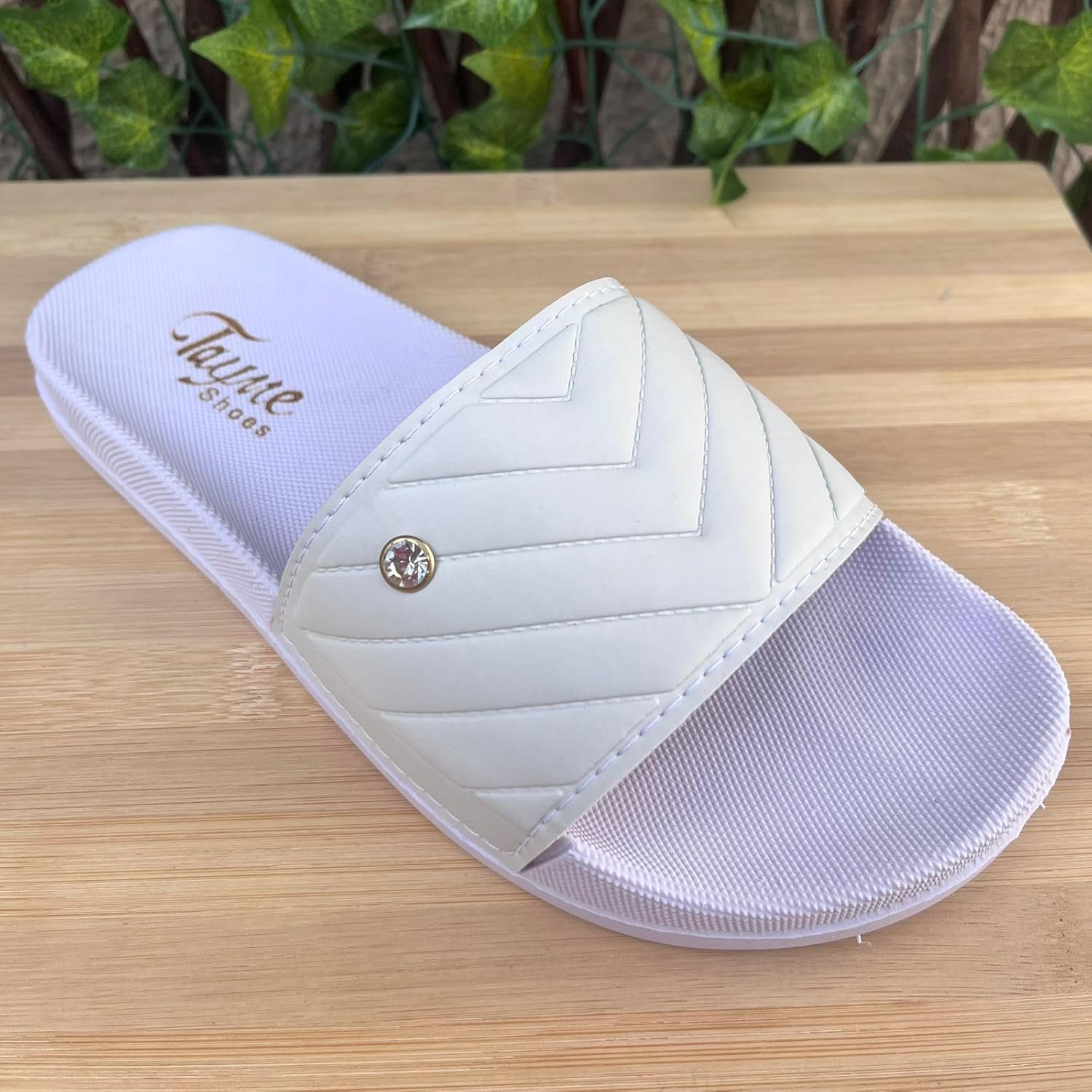 Chinelo Tayme Slide Pala Sandalia Feminino em promoção! Veja a oferta e mais achadinhos de Chinelos & Pantufas 3 Hoje é o melhor dia para comprar Chinelo Tayme Slide Pala Sandalia Feminino com aquele preço maroto! Promoção! Aproveite a oferta! 3