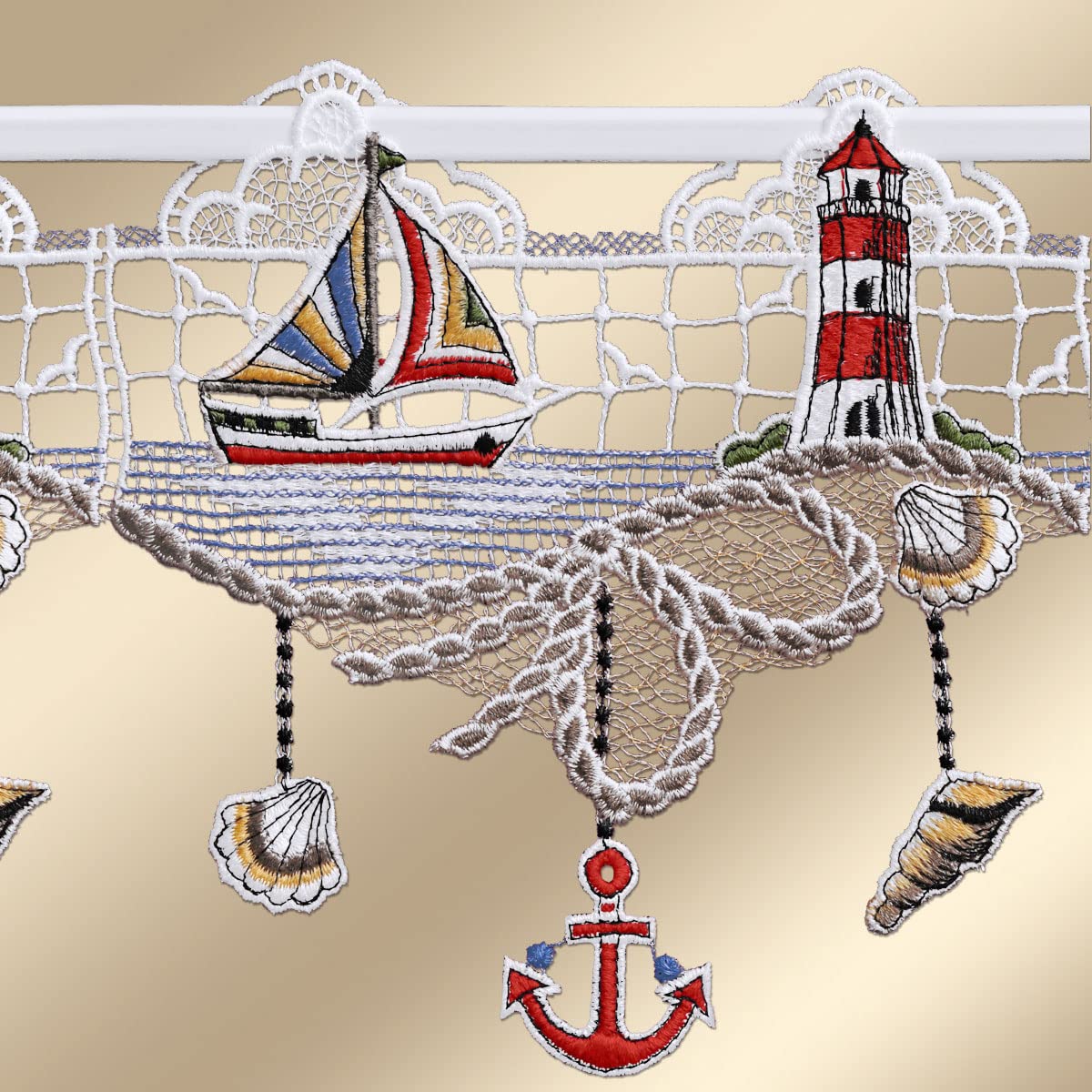 Maritime Feenhaus-Scheibengardine Meeresbrise | Badgardine mit Strandfeeling aus Vogtländischer Spitze - Kunstvoll gesticktes Urlaubsflair mit Leuchtturm, Segelboot, Muscheln Höhe x Breite 19 x 55 cm