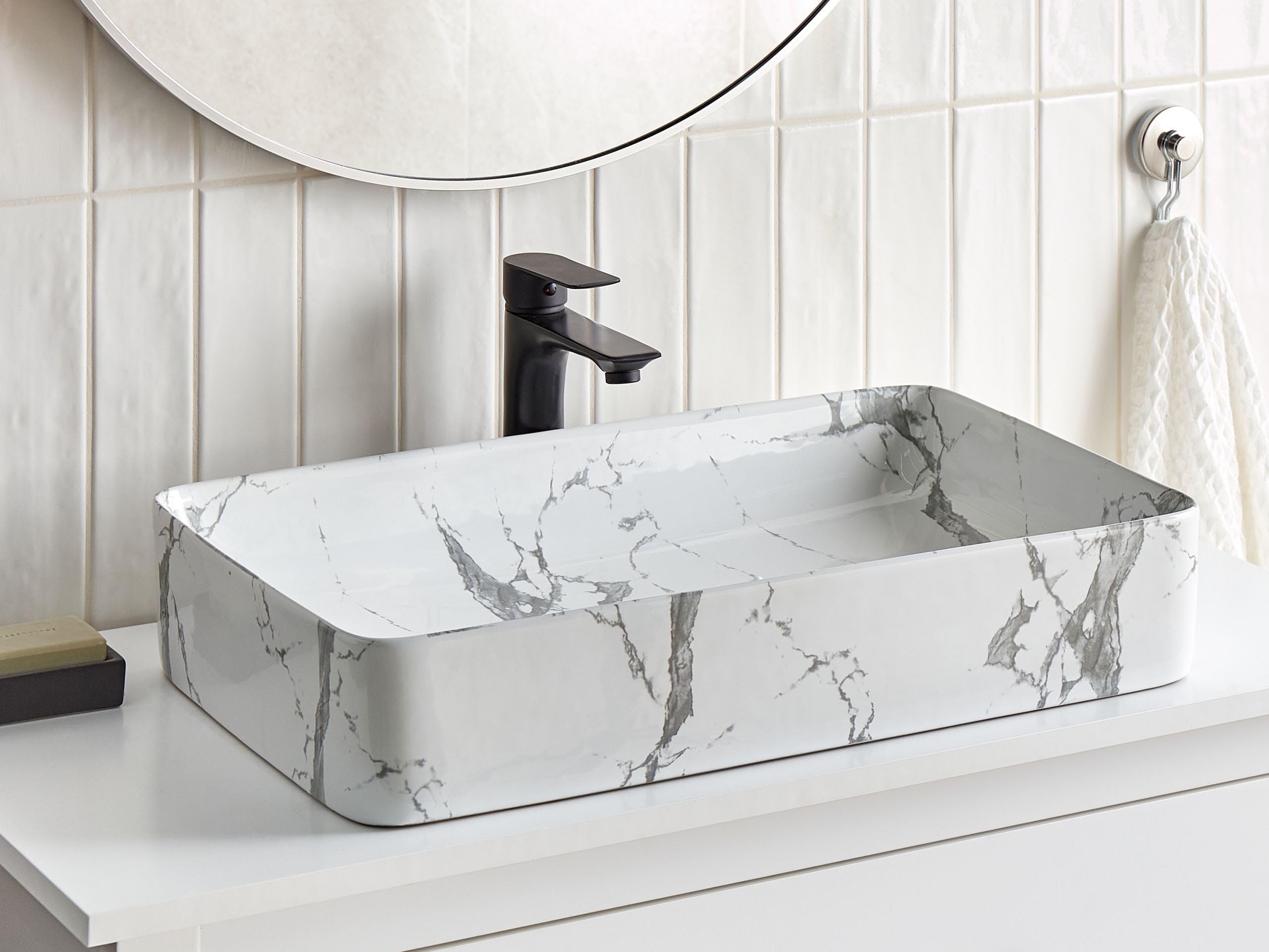 Lavabo Moderne en Céramique Effet Marbre 62 x 35 cm Forme Rectangulaire Blanc Ipala