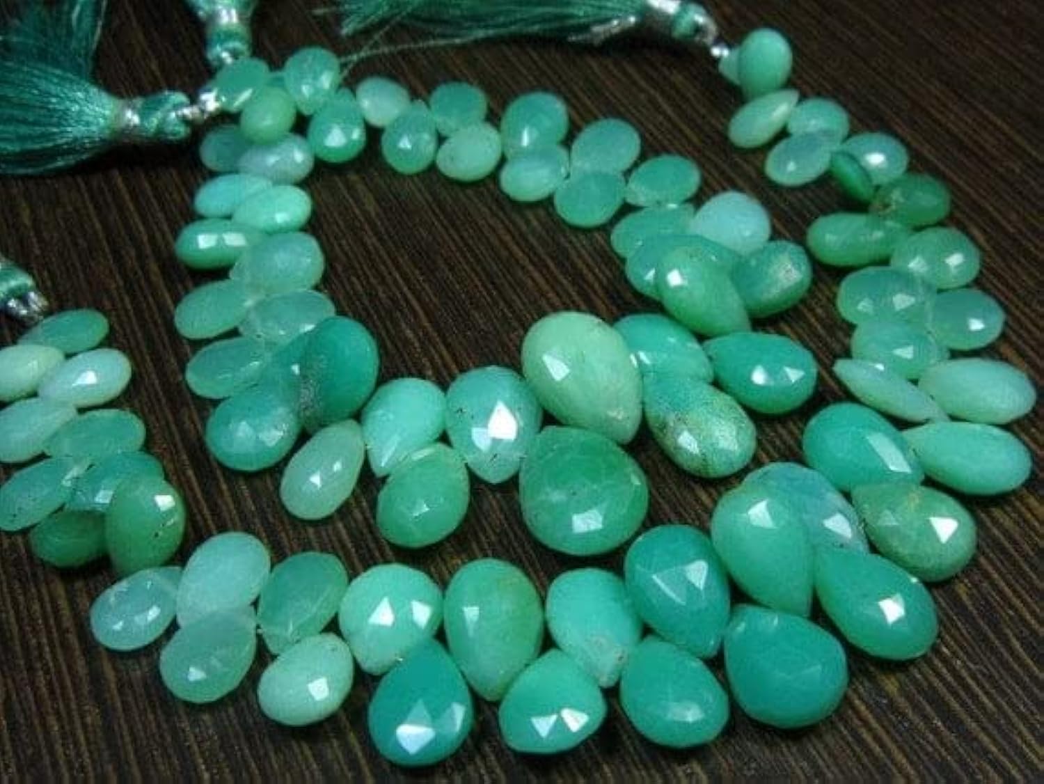 Chrysoprase faceted pear briolette pour créer des bijoux d'été bohèmes