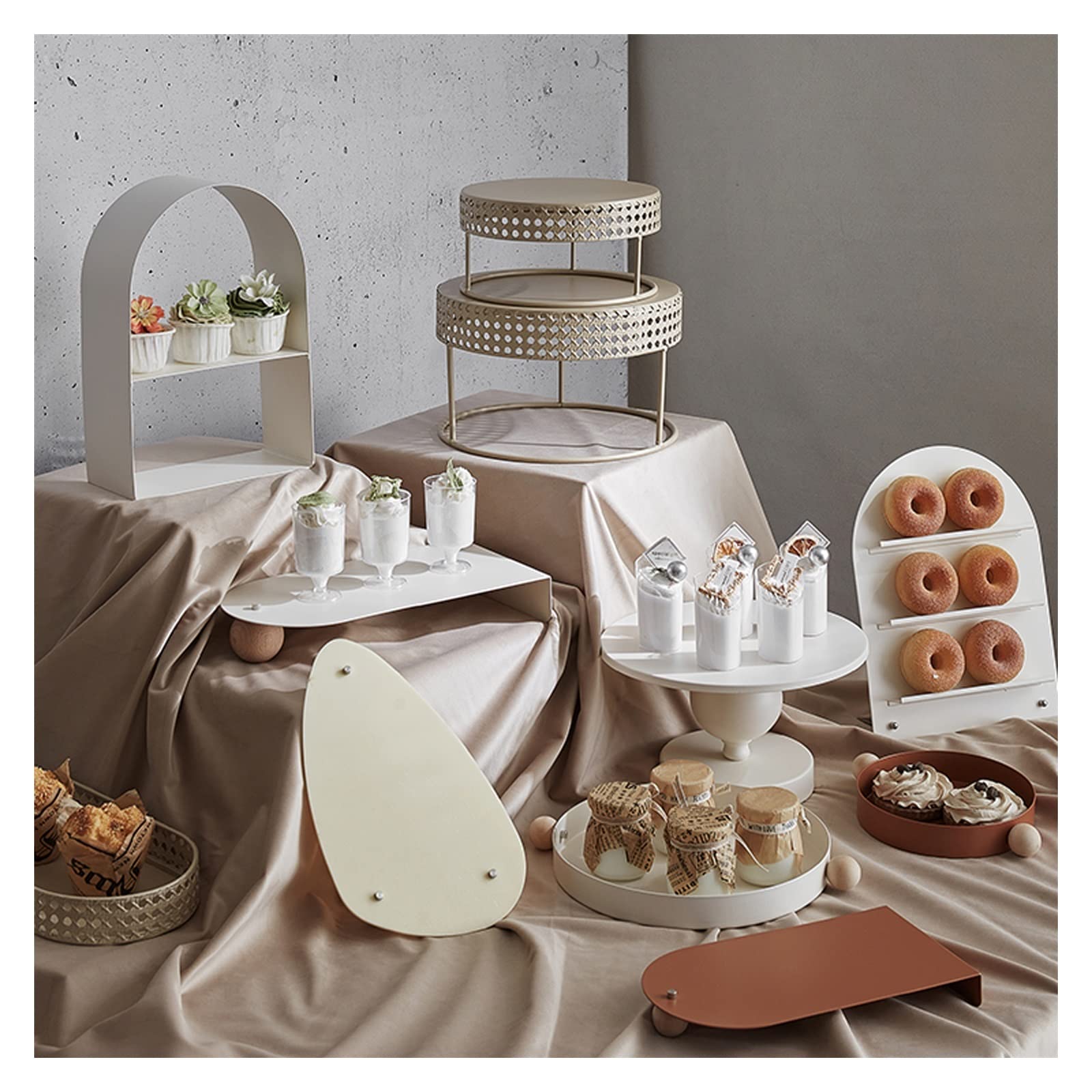 Espositore per torte, server per torte, frutta, de Cake Stand White Table Ornament Cake Decoration Birthday Cake Display Stand Gold Confectionery Suitable for Birthday Cakes