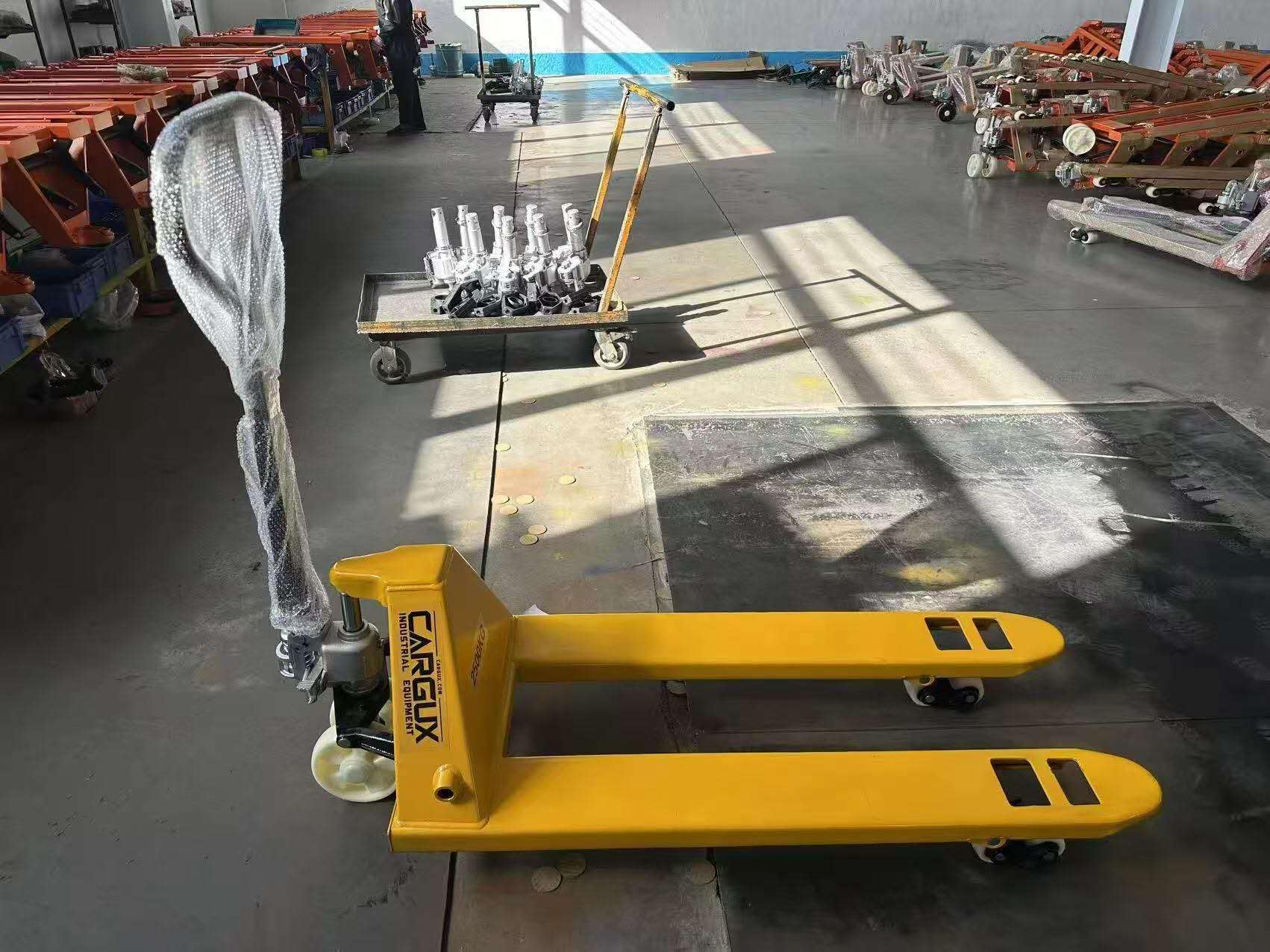 Transpaletas Manuales de Alta Capacidad 2500 kg con Horquilla, Montada y Lista para Usar con Líquido y Ruedas. Transpaleta Manual para Almacén. Acabado en Pintura con Recubrimiento en Polvo