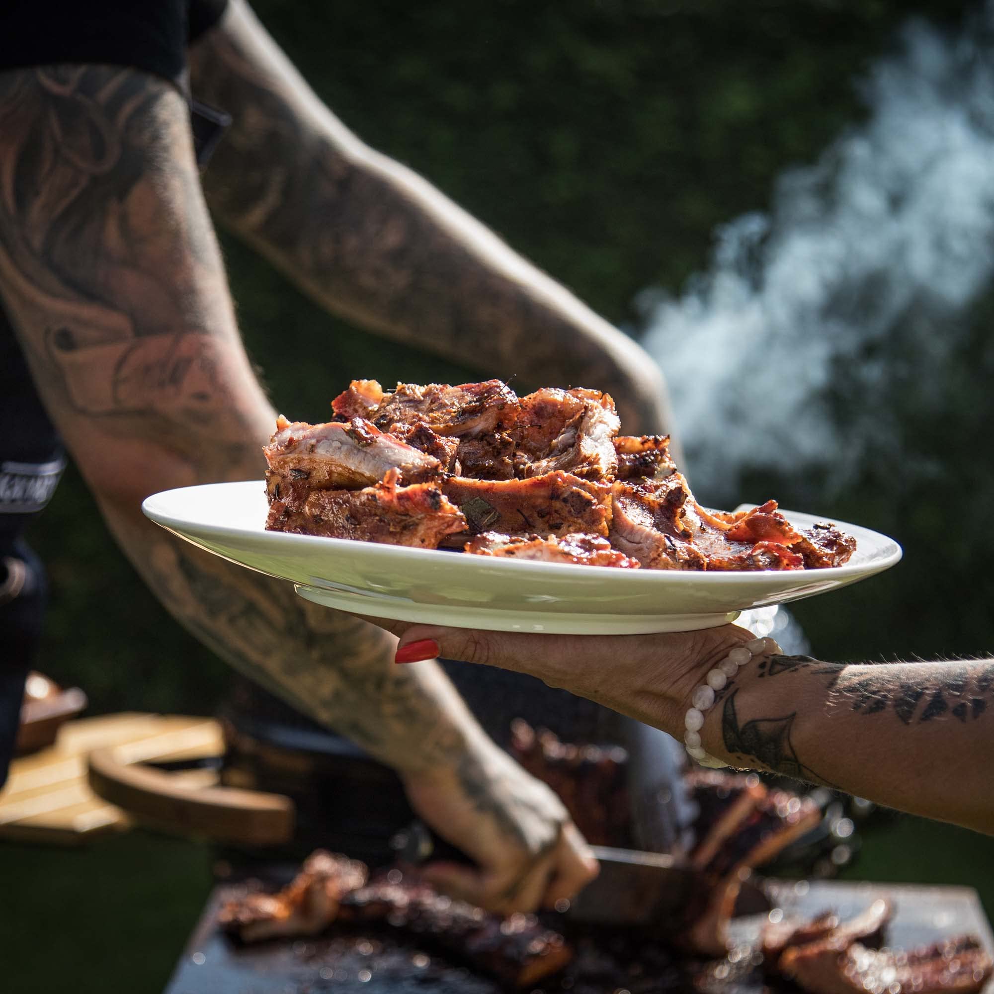 Kamado Bono Grande Limited BBQ Grill Ø 64cm und 6 zusätzliches Grillzubehör – Schwarzer Kamado-Grill – Keramikgrills für den Außenbereich – Perfekt für BBQ und Grillen