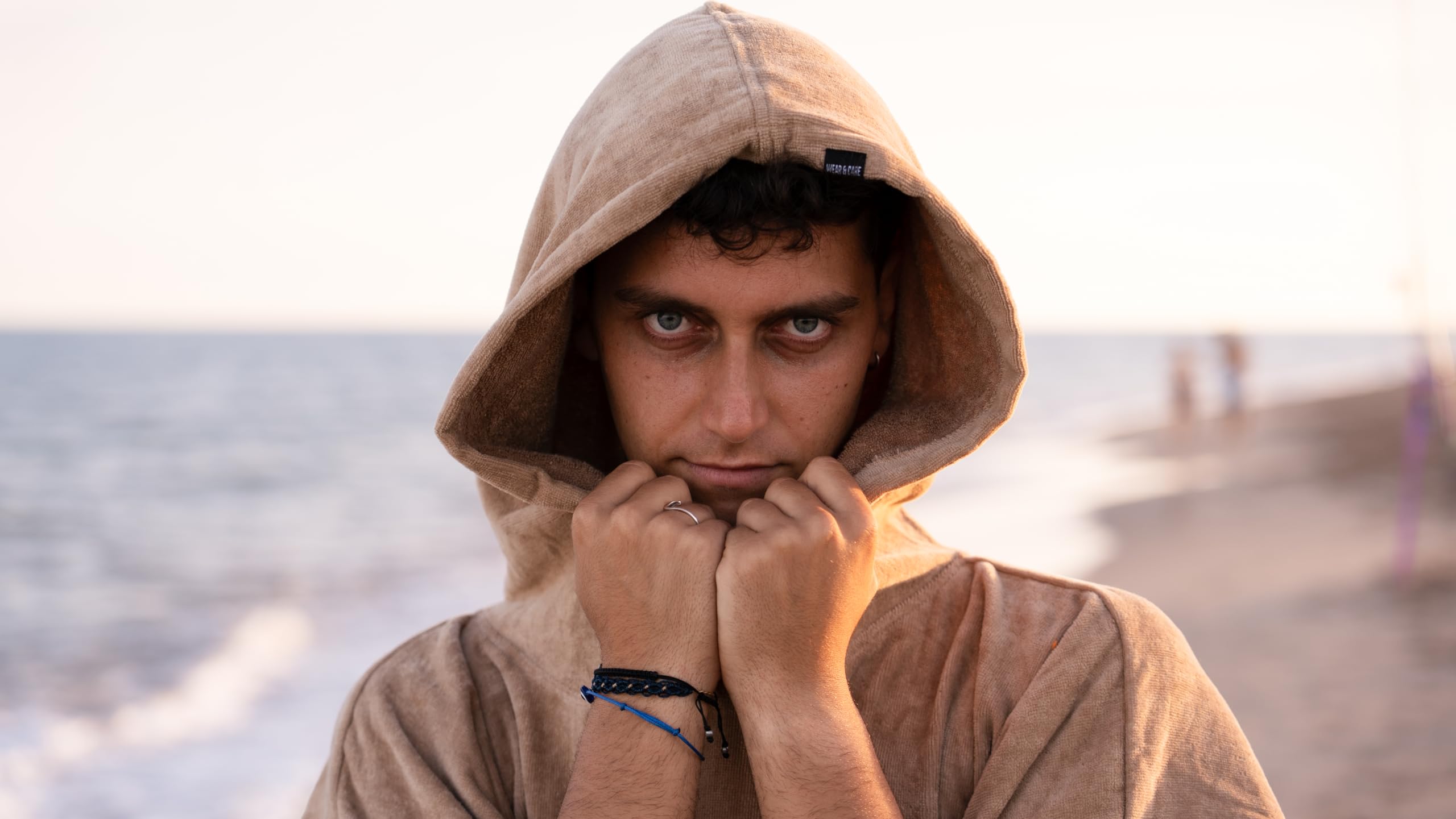 Surf Monkey Asciugamano Poncho Surf con Cappuccio e Tasca Interna - Cotone Biologico (Beige, L/XL)