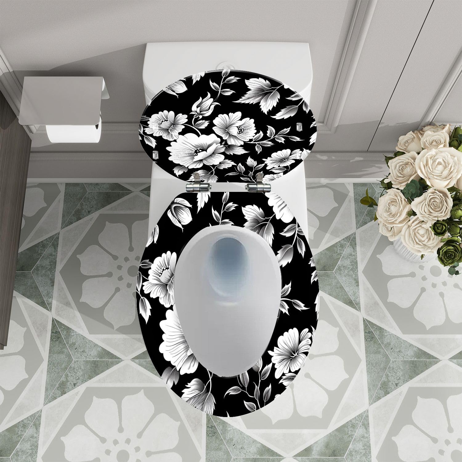 Sedile WC allungato in resina con coperchio, decorato con fiori bianchi e neri, chiusura silenziosa, cerniere a sgancio rapido.