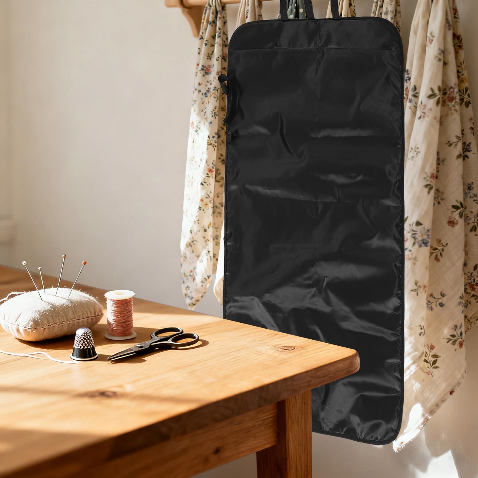 Tappetino da Stiro Portatile Nero in Poliestere per Armadi | Montaggio Semplice con Ganci, Uso Domestico e Viaggio, Cura Tessuti Versatile e Salvaspazio