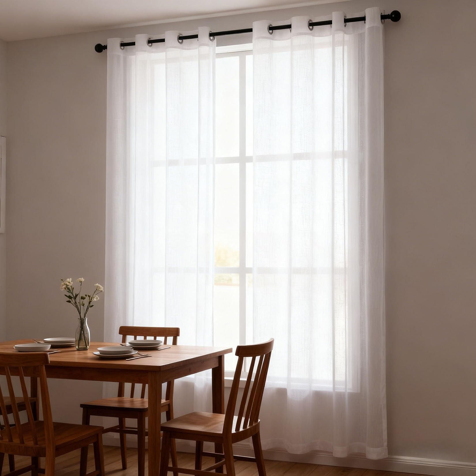 Cortinas con ojales de visillo finito que maximizan la entrada de luz natural