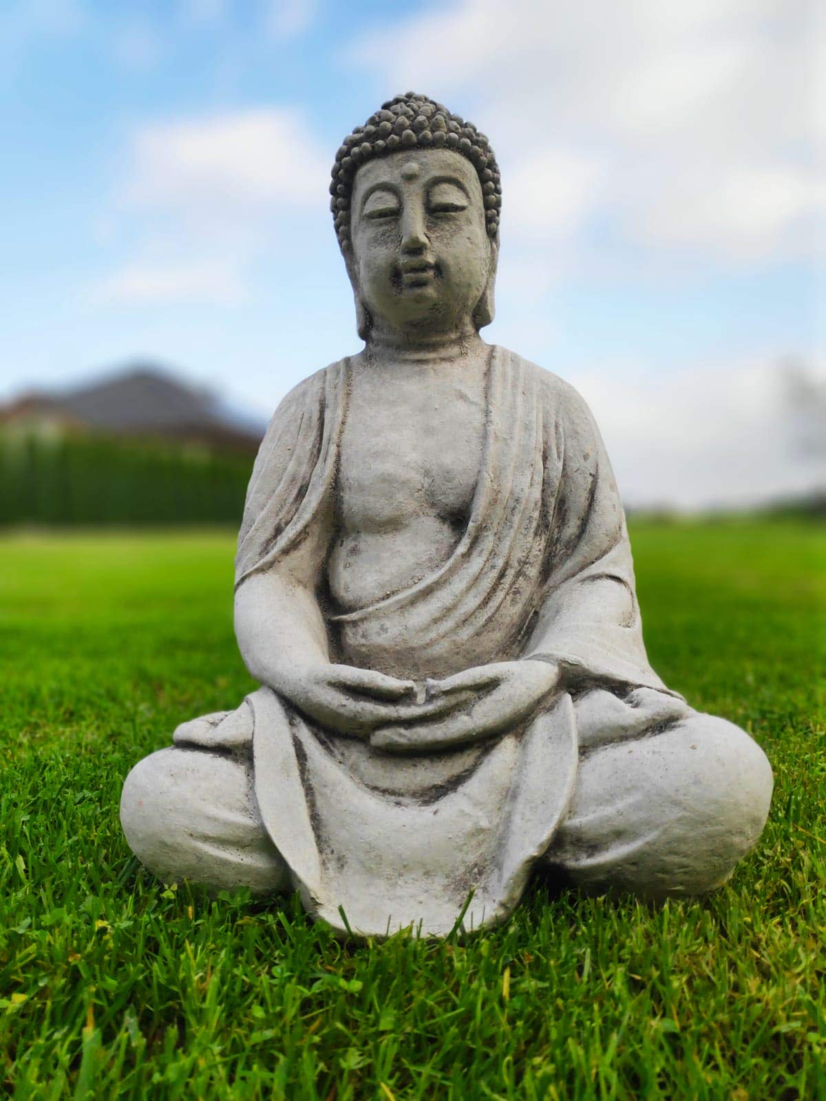 Statue de Bouddha méditant zen avec les mains sur les genoux moyen