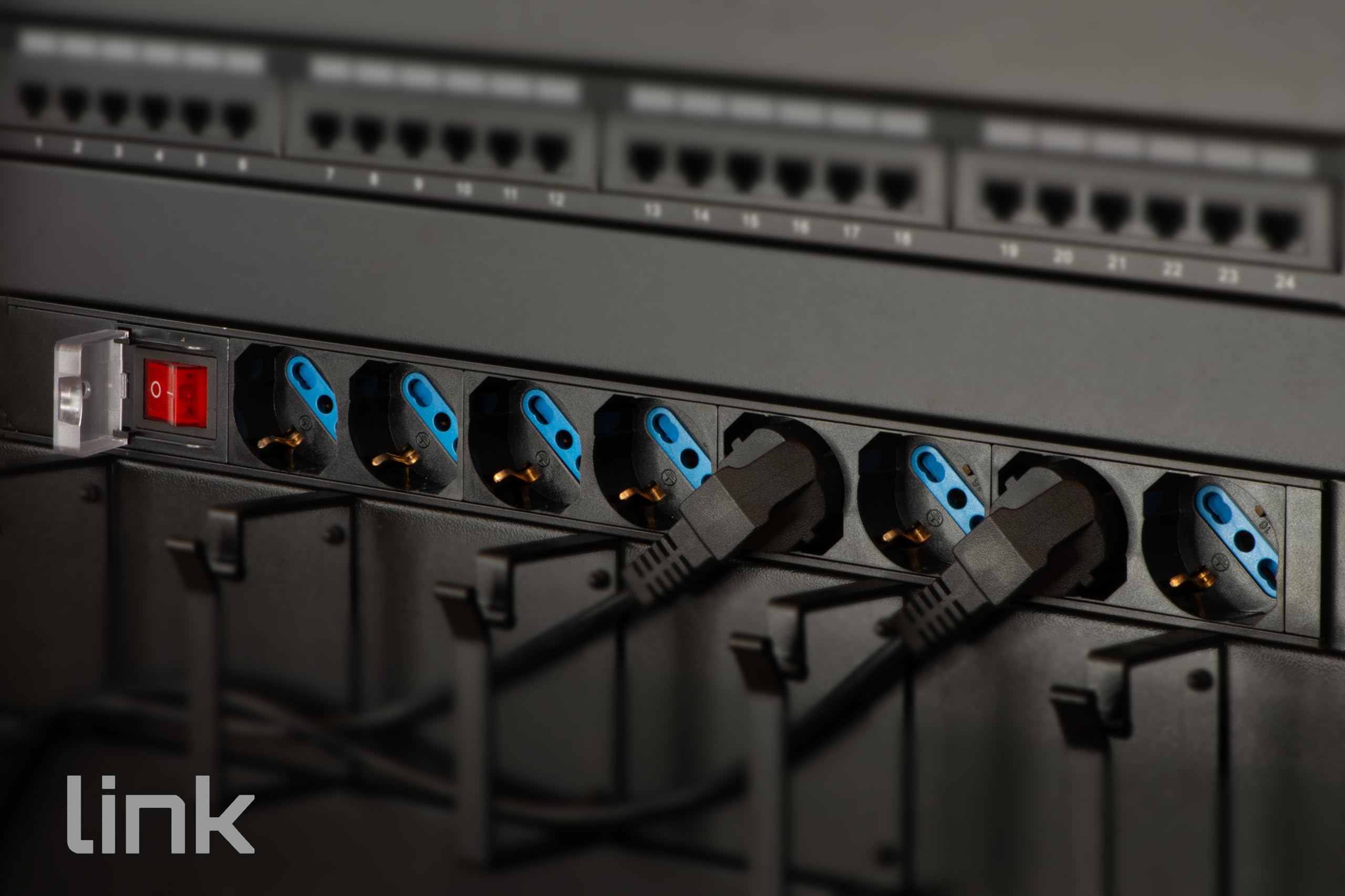 Link multipresa da rack 19" LK10051 con 8 prese universali e interruttore, spina ita. 16A, cavo 1,75m, metallo. Capacità 3,5KW, dimensioni 48,5x4,5x4,5 cm. Alette reversibili.