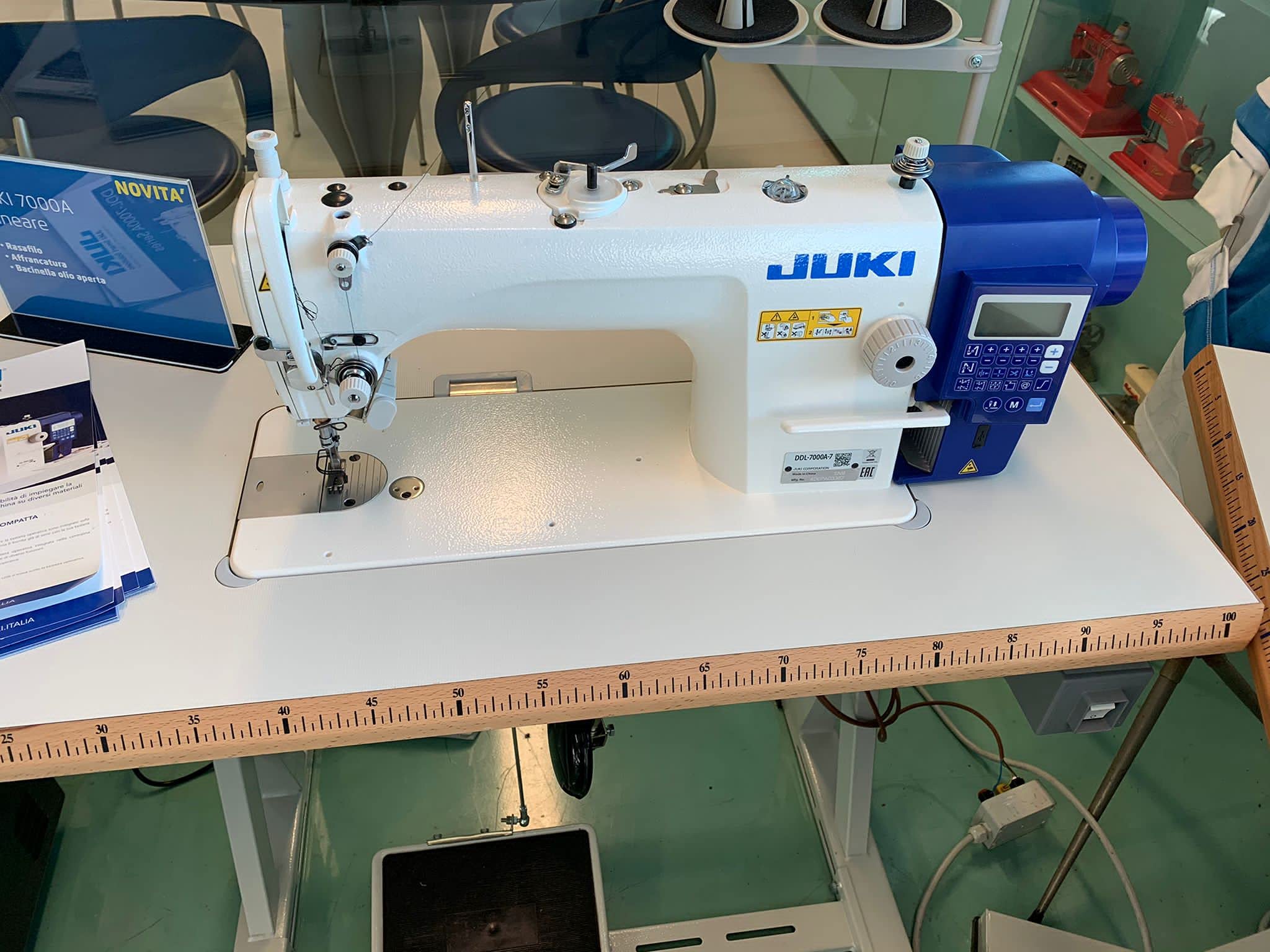 Machine à coudre JUKI 7000 Gris Métallique Automatique Affranchissement Rasoir automatique Couture programmée Moteur intégré