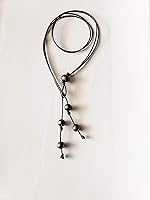 Vista 6 de Collar en Y de perlas negras de cuero negro, 20 pulgadas de largo por encima de la borla