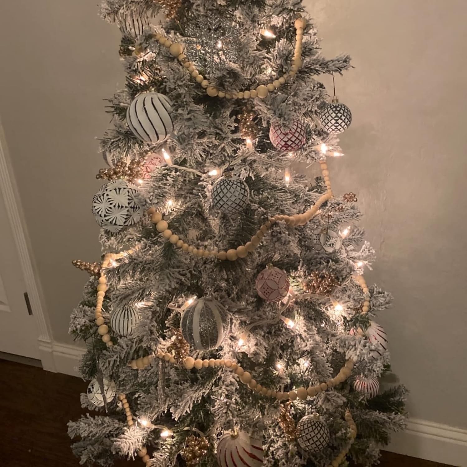 Foraineam 1200 Pieces Round Wood Beads Set Natural Wooden Loose Beads 4 Sizes 10mm, 12mm, 16 mm, 20mm Spacer Beads with 10m Jute Rope for Garland Macrame Jewelry Making DIY Farmhouse Decor (Pack of 2)