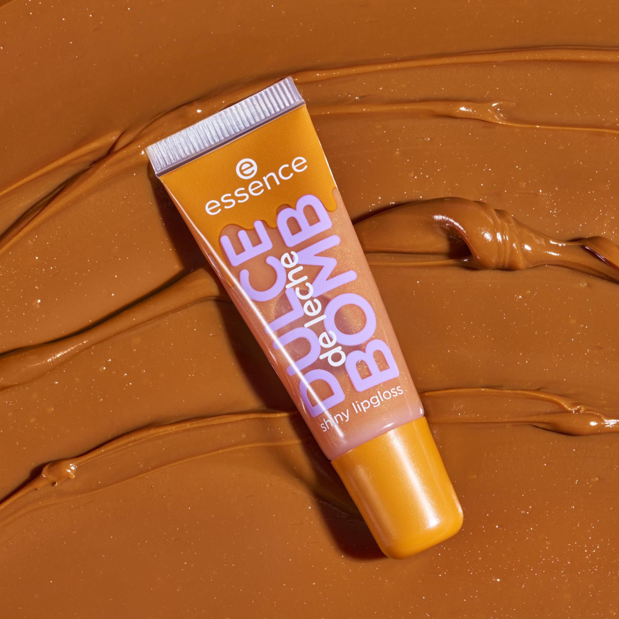 essence DULCE de leche BOMB shiny lipgloss 01 Cream Come True, brauner Lipgloss, goldener Schimmer, süßer Duft, nicht-klebrig, zart glänzend, 10 ml - 4