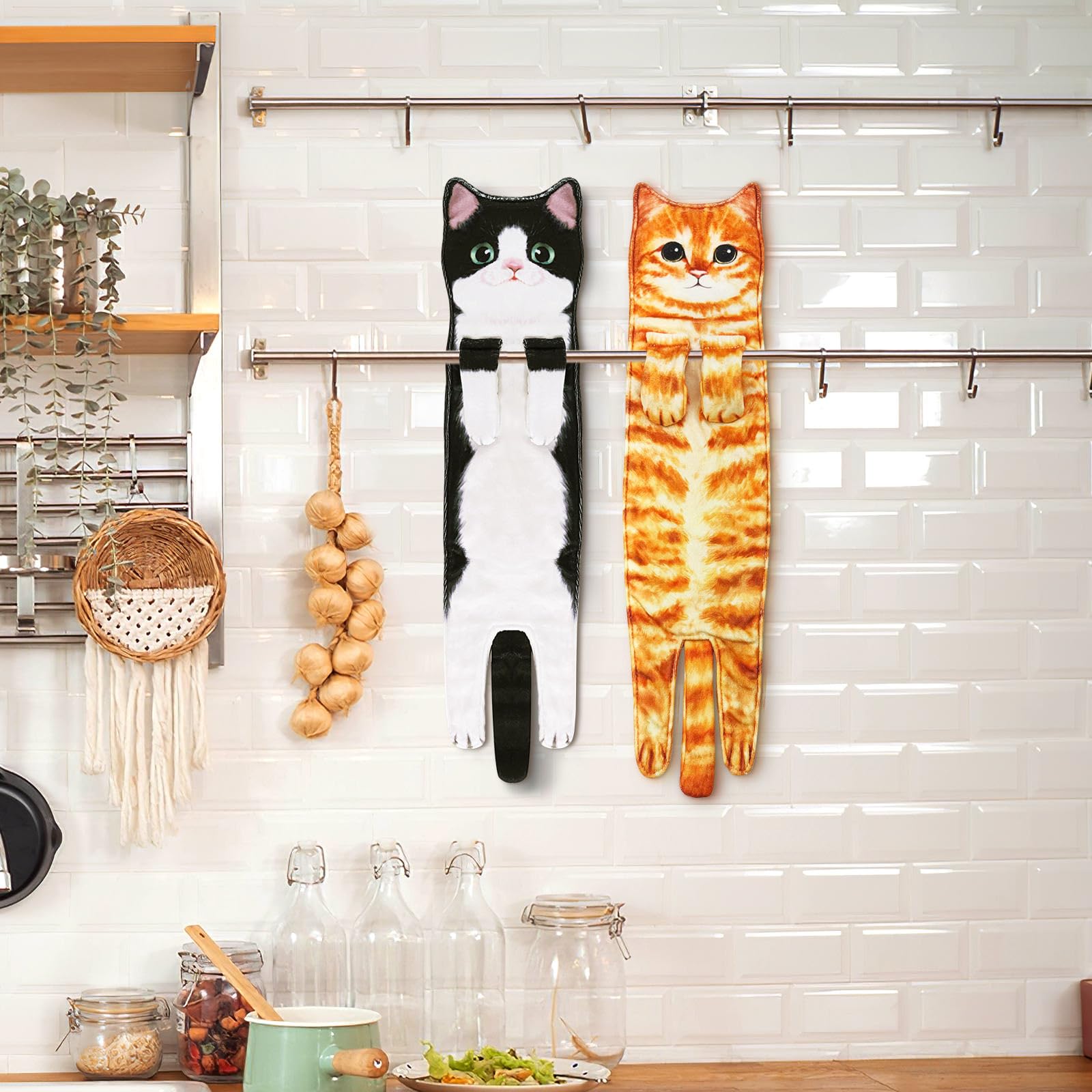 Leuke Kat Die Dichtbij De Stapel Van Handdoeken Situeren Stock