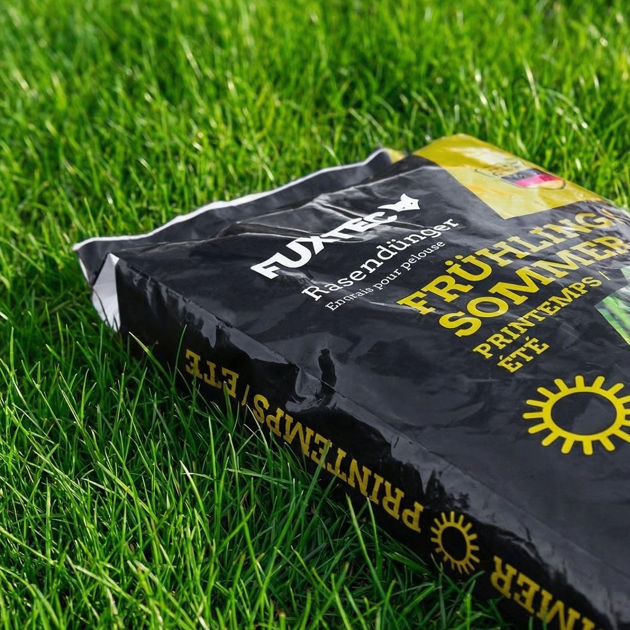 FUXTEC Rasendünger Frühling/Sommer FX-RDFS20, stickstoffbetonter Rasendünger für gleichmäßiges Wachstum, 20 kg Granulat für ca. 1000 m², langanhaltende Nährstoffversorgung