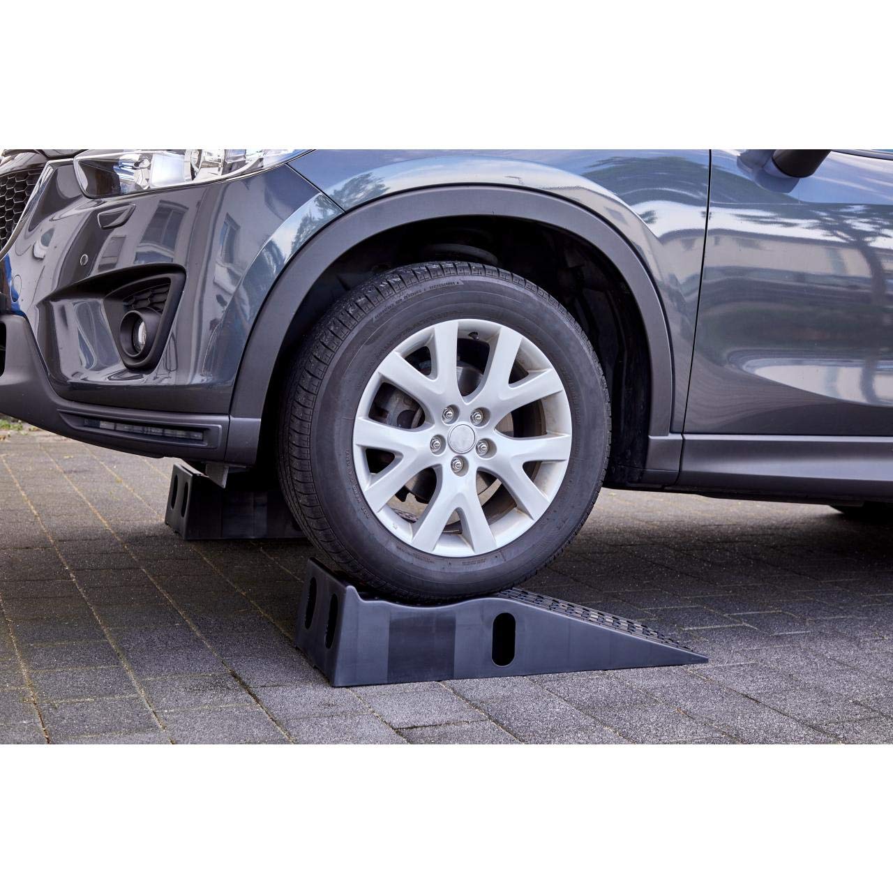 cartrend 10639 PKW Auffahrrampen-Set 3 Tonnen, bis 235 mm, Hebebühne, Kunststoff KFZ Rampe, mit Überfahrschutz, 2 Stück & BGS Unterstellböcke | Traglast 2000 kg/Paar | Hub 268-418 mm | 1 Paar