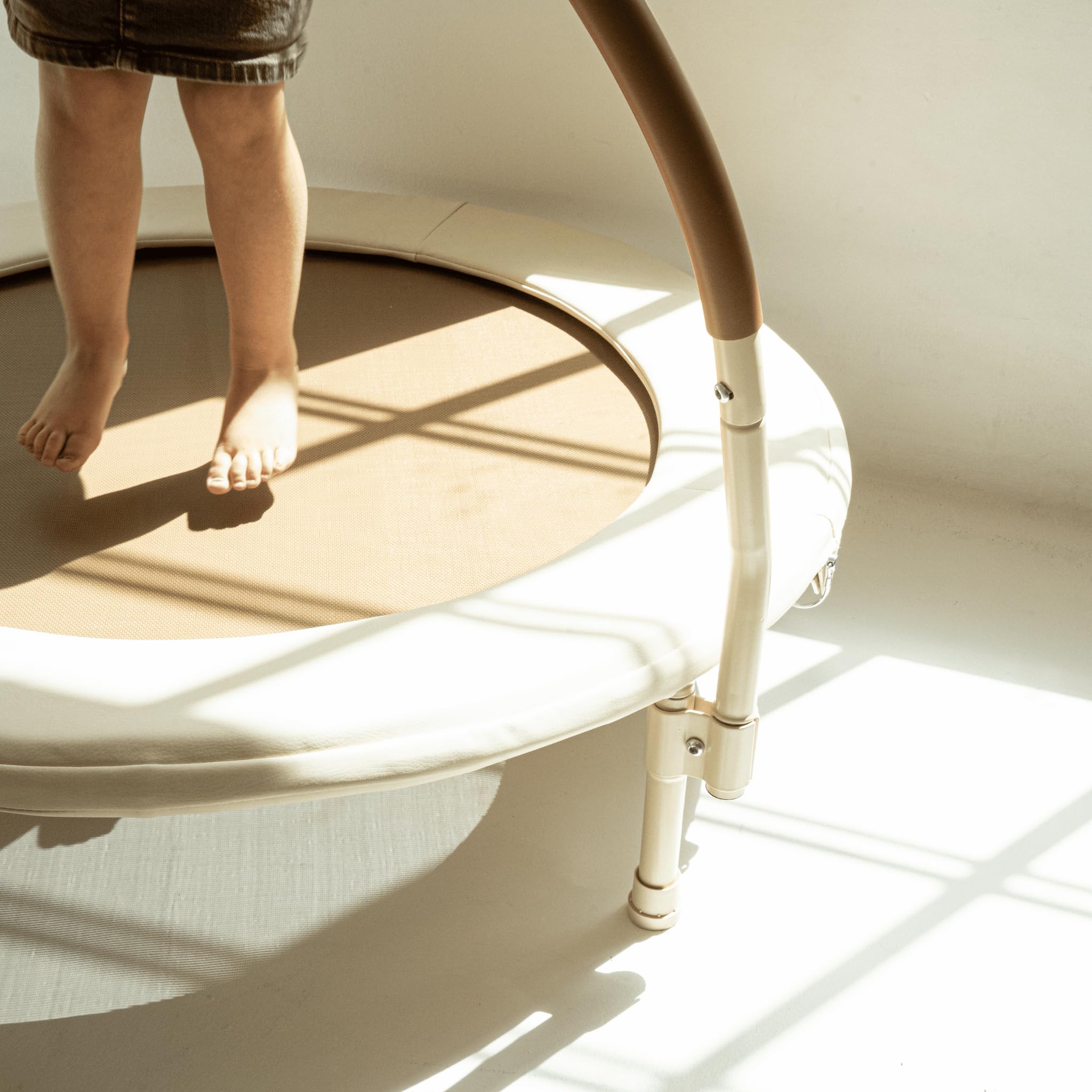 Mini cama elástica de 36 pulgadas para niños y niños pequeños, estética para interiores y exteriores, con mango extraíble, diseño de resorte elástico ultra seguro sin huecos (beige)