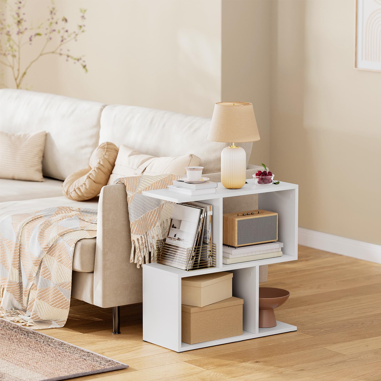 eSituro Tavolino Salotto a Forma di S, Tavolino Laterale da Divano Moderno, per Soggiorno, Balcone, Studio, Camera da Letto, con 1 Ripiano Superiore e 4 Scomparti, Bianco