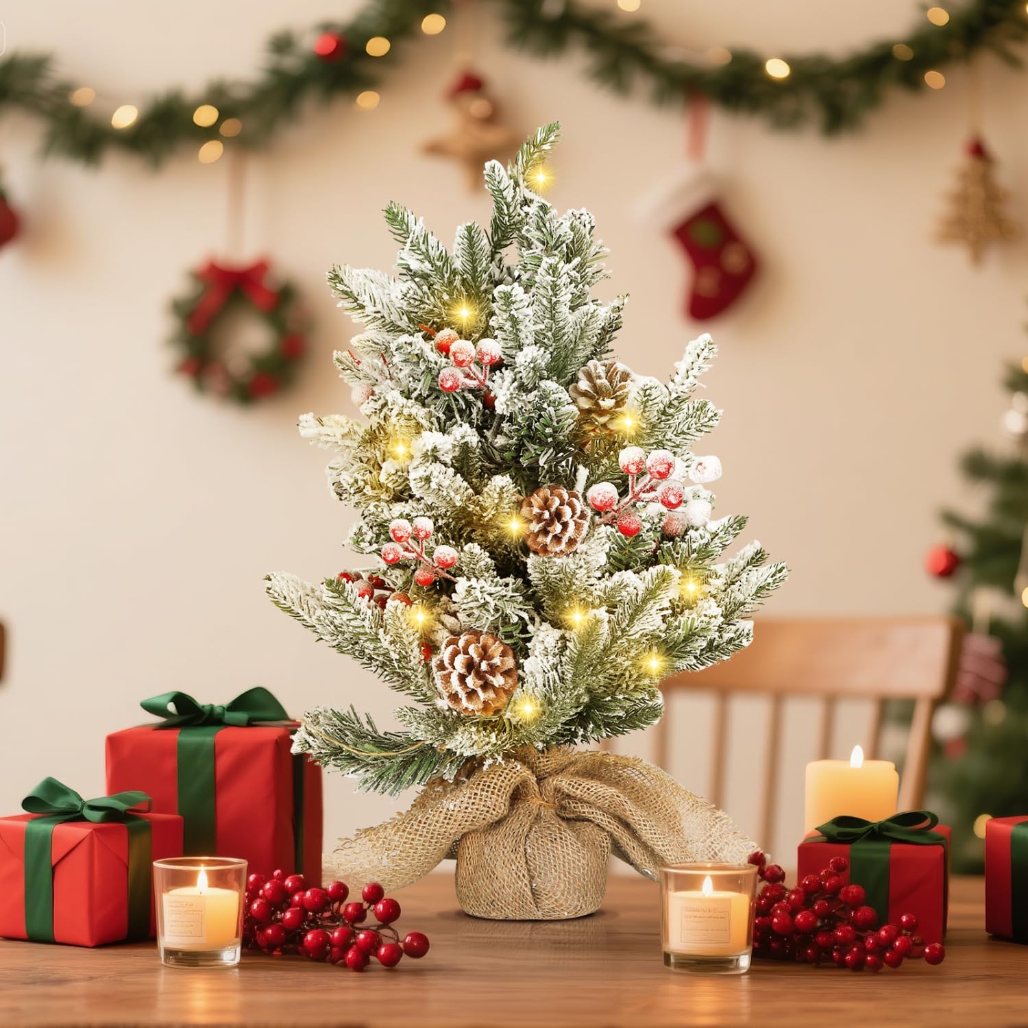 Aigostar Árbol de Navidad con Luces Incorporadas 50cm， 2 Unidad， Árbol de Navidad Pequeño Decorado con Piñas， Nieve Artificial y Frutos Rojos， Ideal para Dormitorio， Salón o Habitación Infantil