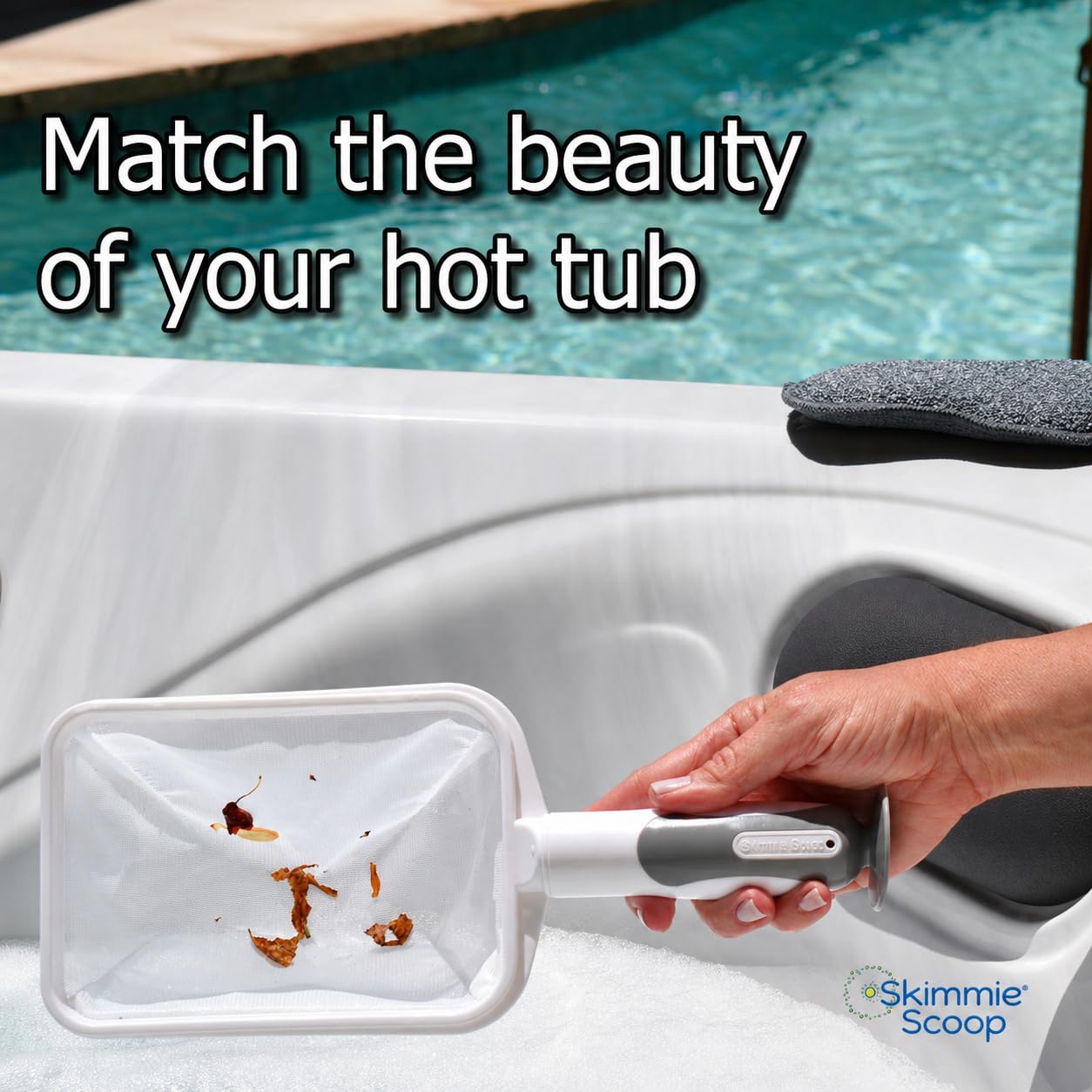 The Skimmie Scoop - Skimmer de mano patentado con red de malla fina para spa, jacuzzi, inmersión fría y limpieza de piscinas pequeñas - Ligero y duradero con potente ventosa - Filtro de limpieza
