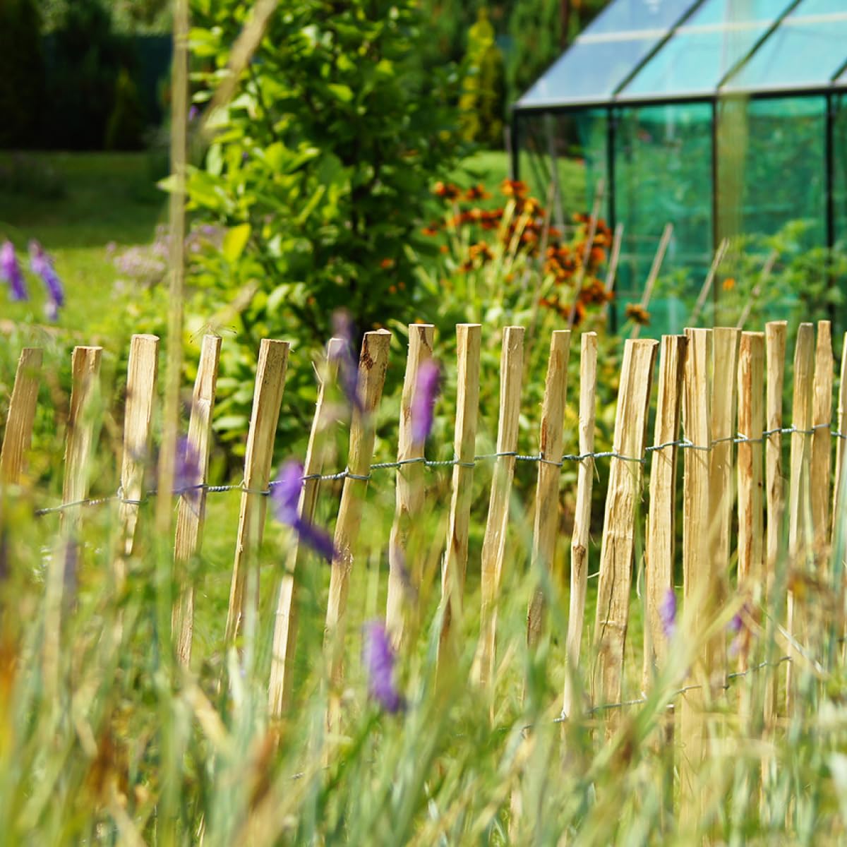 Staketenzaun 90 × 400 cm gerollt – Lattenabstand 7-8 cm | Haselnusszaun zum Stecken für Beeteinfassung & Teichumrandung | Natürliche Deko für den Garten | Holzzaun extra witterungsbeständig