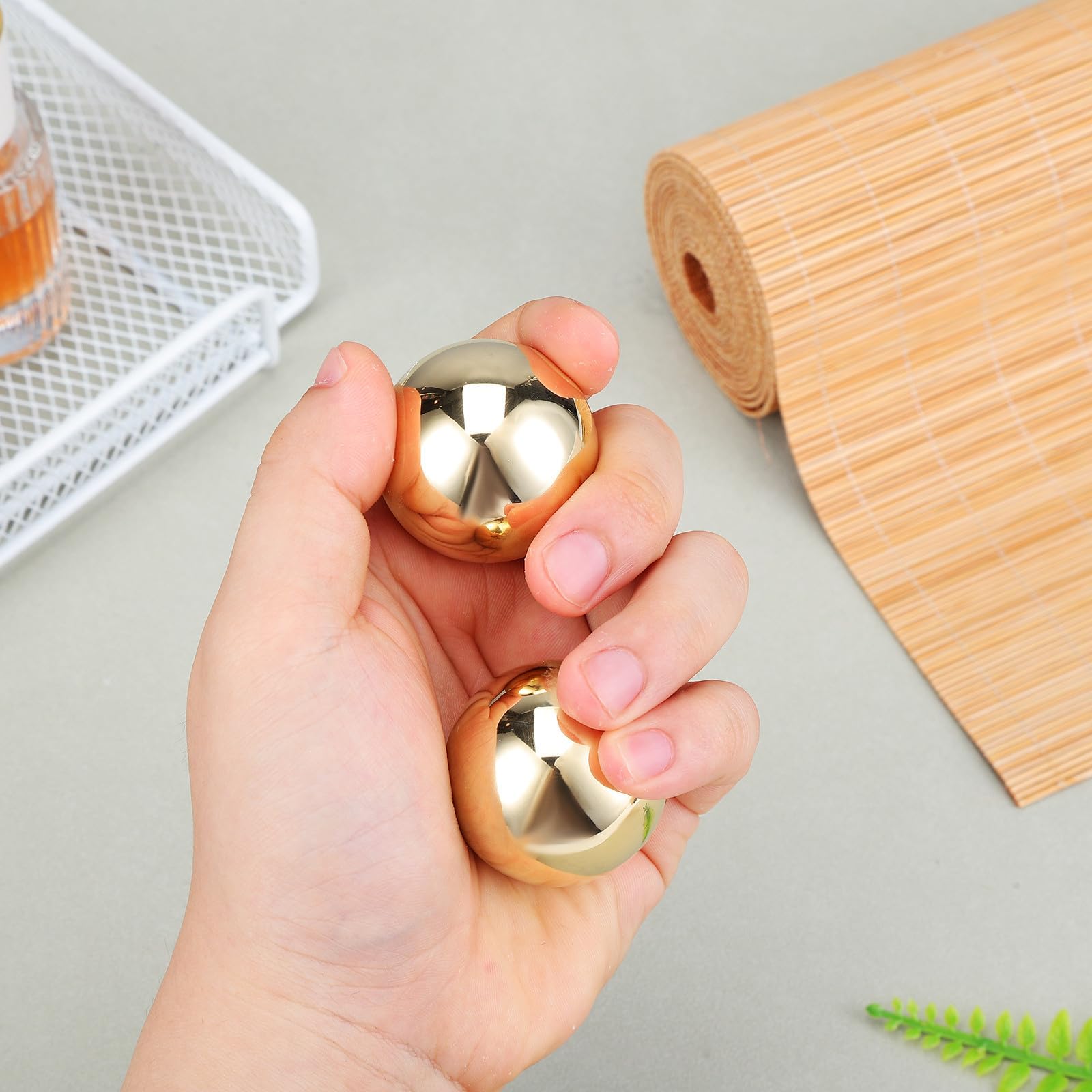 WOONEKY Handmassagebälle zur Handmassage und Entspannung tragbare Metallmassagekugeln 2 Stück aus Messing kleine Goldene Fitnessbälle für Erwachsene und Senioren