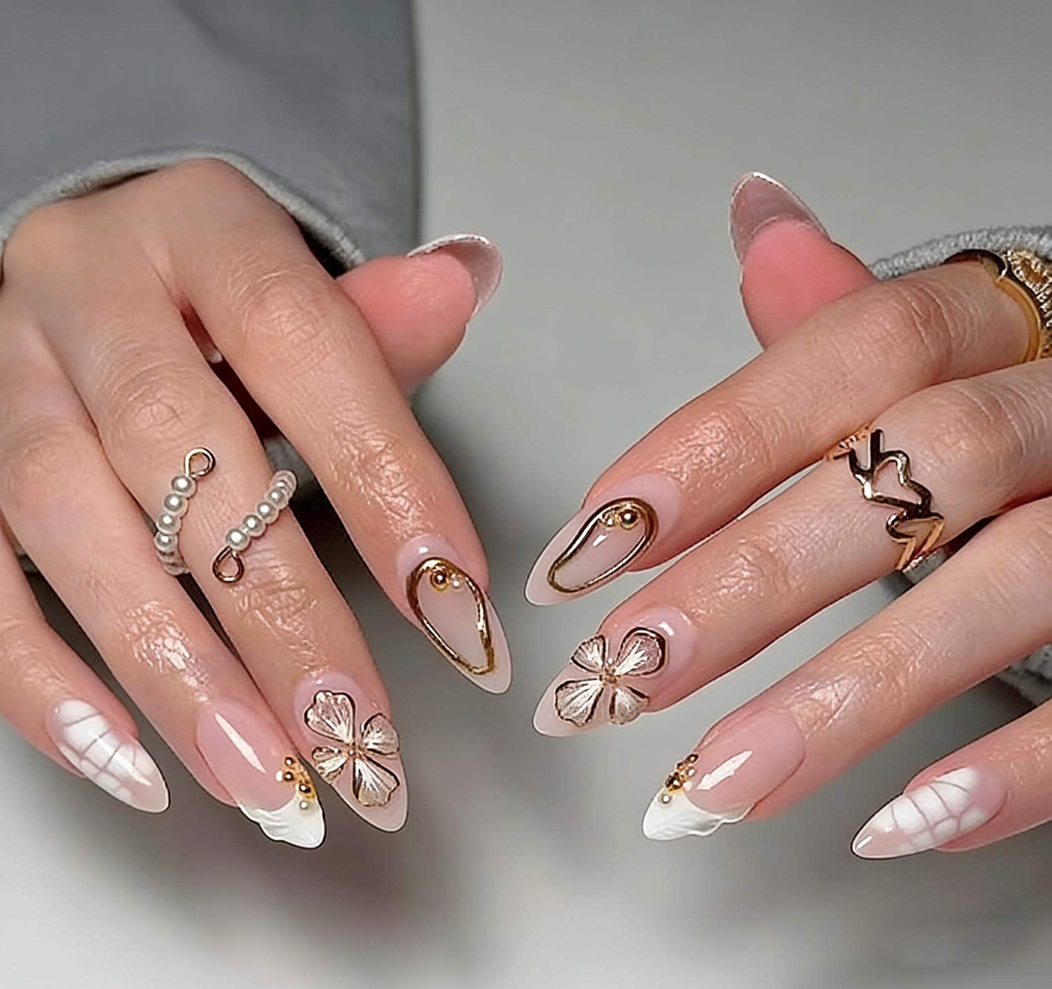 MouyouGlow Press on Nails Kurz,Almond Weiß French 3D Blumen Floral Gold Wavy Pearl Design Mandel Y2k Fake Nails,White Tips Flowers Sommer INS Chrome Künstliche Fingernägel