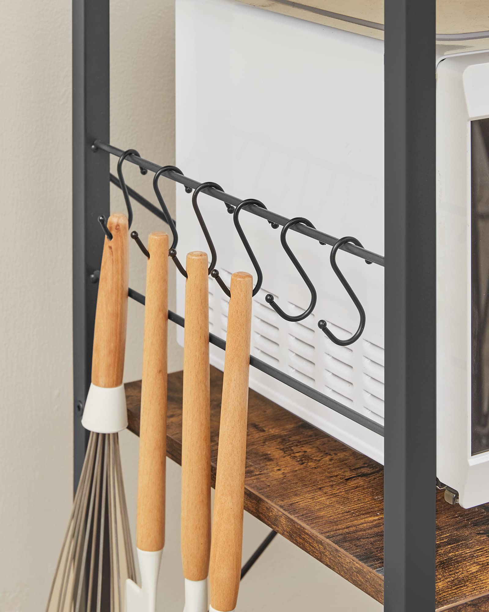 VASAGLE Scaffale da Cucina, Supporto per Forno a Microonde, Mobile Cucina, Cestino a Filo Metallico, 6 Ganci, per Spezie Pentole Padelle, 40 x 90 x 134 cm, Marrone Vintage e Nero KKS35X