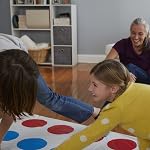 Jeu Hasbro Twister, jeu de fête, jeu de société classique pour 2 joueurs ou plus, jeu intérieur et extérieur pour enfants de 6 ans et plus, version bilingue anglais et français