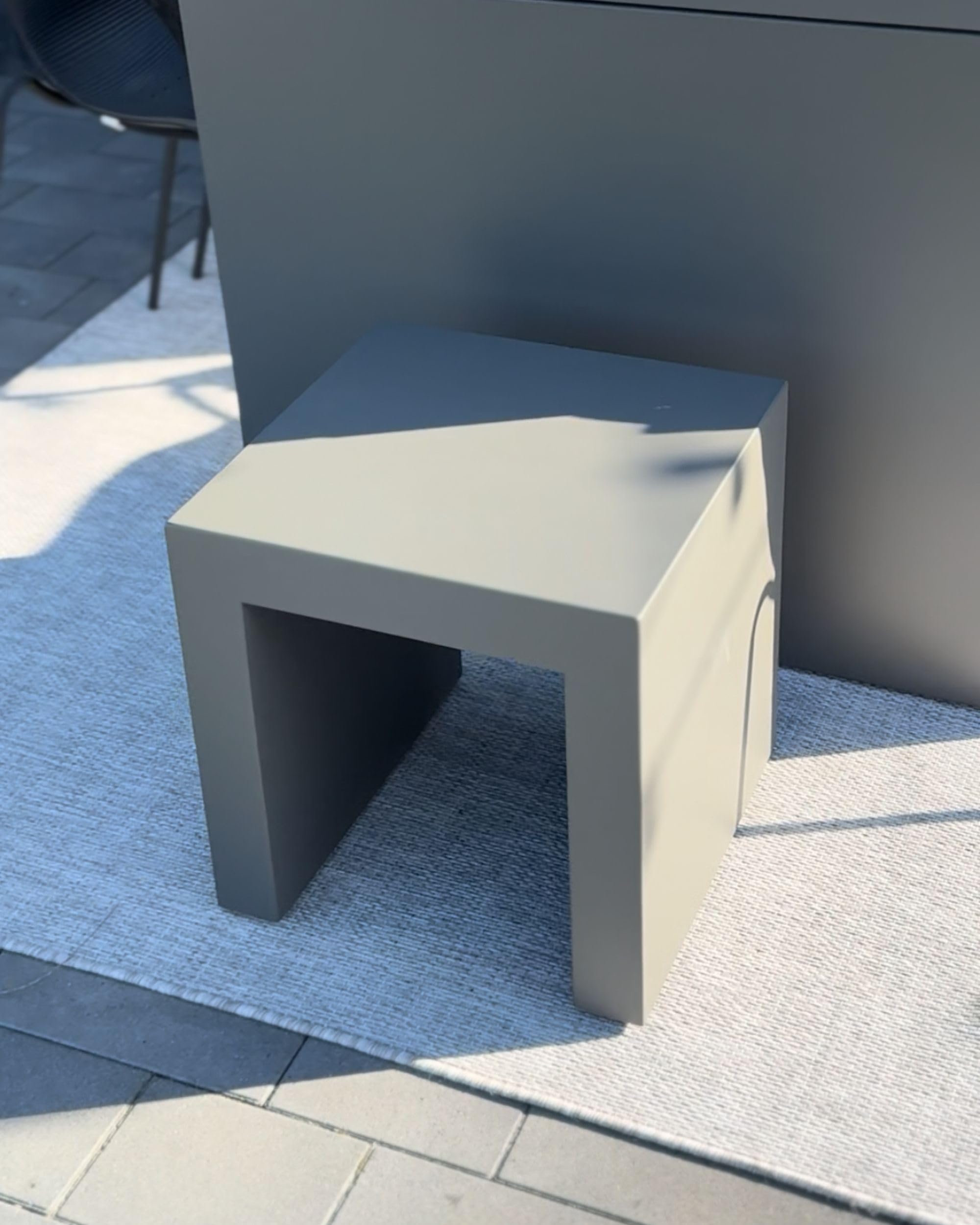 Beliani Conjunto de 2 taburetes de jardín de Cemento Reforzado Gris Estilo Moderno Industrial Taranto