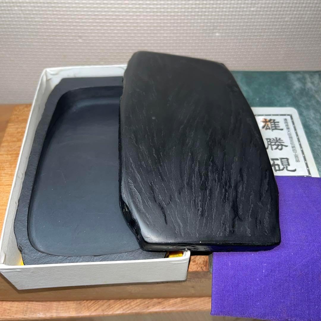 ⭕️新品美品　雄勝硯　共石蓋付き天然硯　杉山寿郎　雄浦作　墨持ち良い 美 雄勝硯 共石蓋付き天然硯 杉山寿郎 雄浦作 墨持ち
