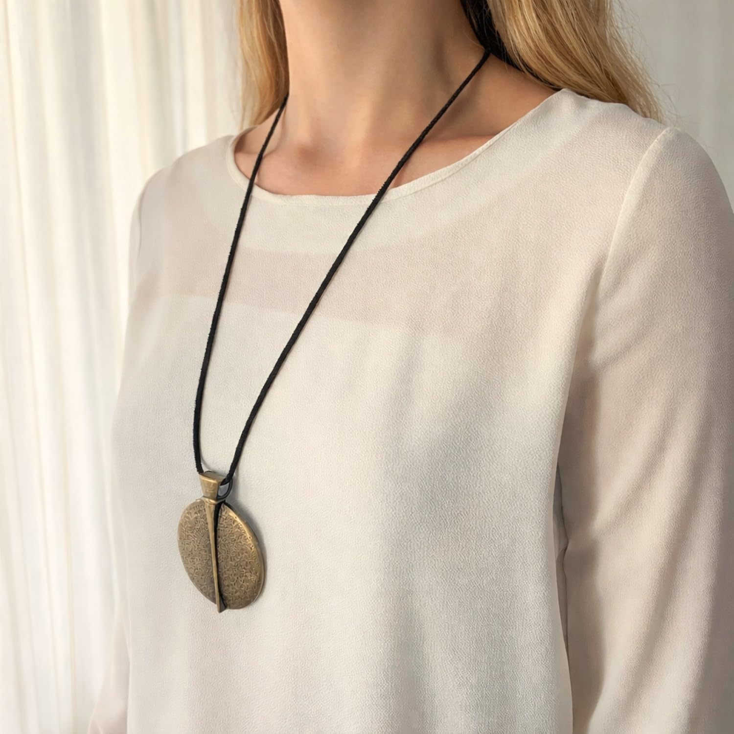 ASTER ALHELÍ Collana Donna Etnica Grande con Medaglione Finitura Bronzo e Cordino in Camoscio Marrone – Collana Lunga Regolabile Stile Boho – Gioielleria Artigianale Idea Regalo (Bronzo)