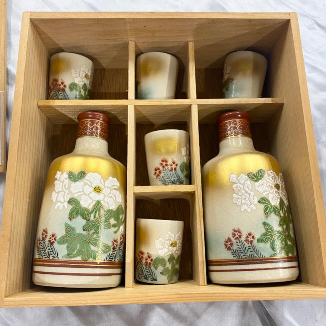Kutani Yaki Kashiwa Suizo Sake Set *Wooden Box not Included for International Shipment*